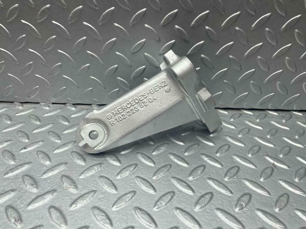 12440 Mercedes-Benz C123 230CE Coupe Engine Mount Bracket Right 1022236204