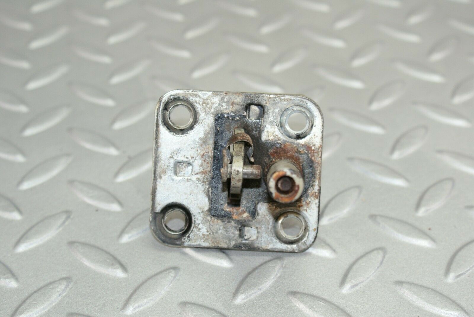 2976 Mercedes-Benz C123 280CE Coupe Bonnet Lock Catch