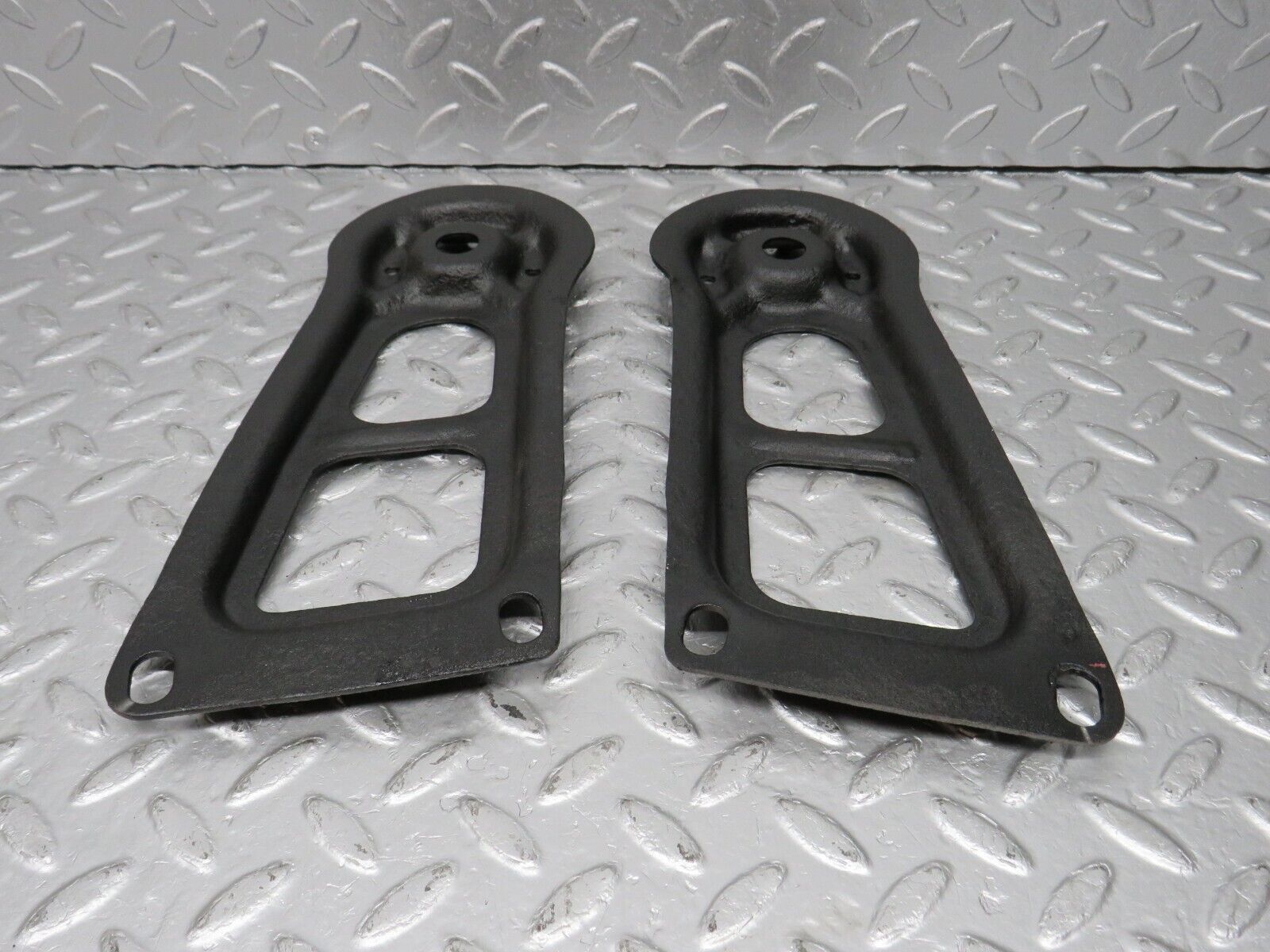 40543 Mercedes-Benz W123 300D Rear Suspension Axle Mounting Bracket