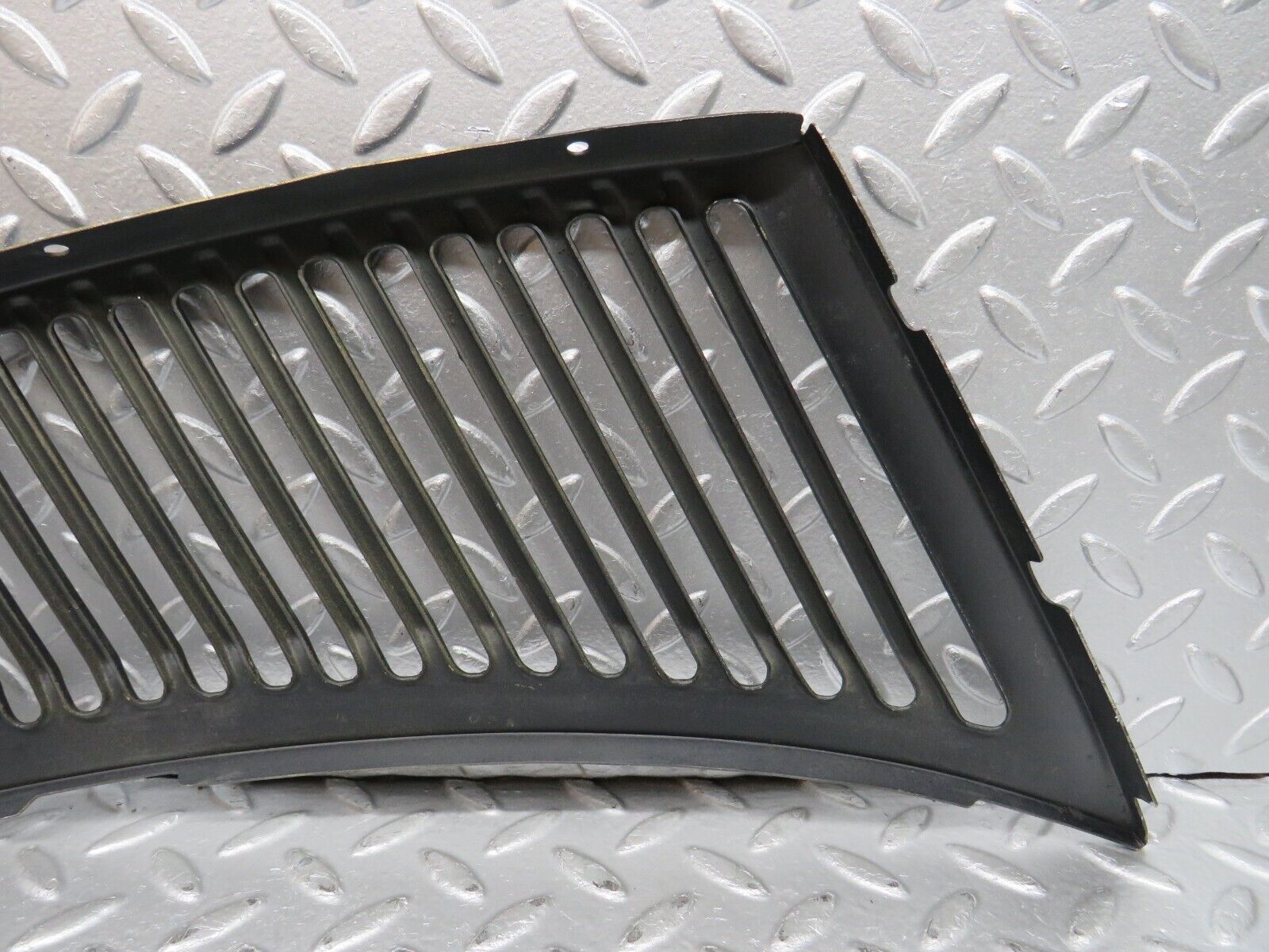 0838 Mercedes-Benz C107 350SLC Coupe Air Intake Grill Left Side