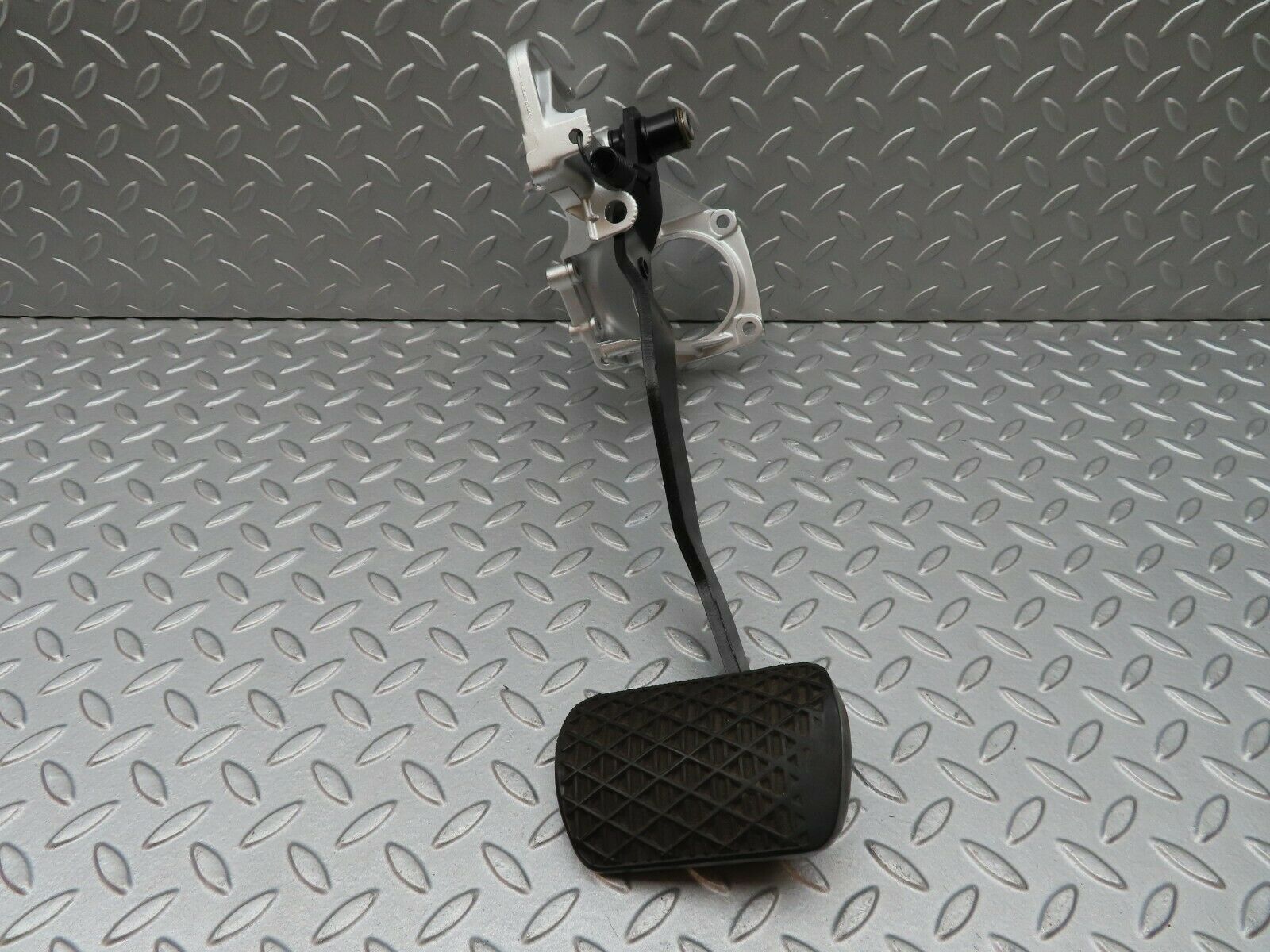 3947 Mercedes-Benz S123 200T Wagon Brake Pedal Assembly 1232900219