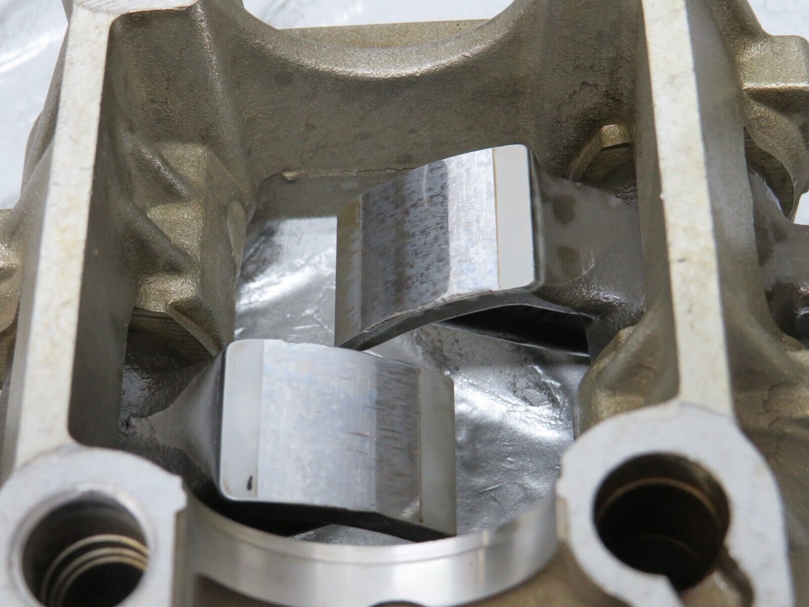 32624 Mercedes-Benz S124 300TE Rocker Arms Camshaft Bearing Block 1030510610