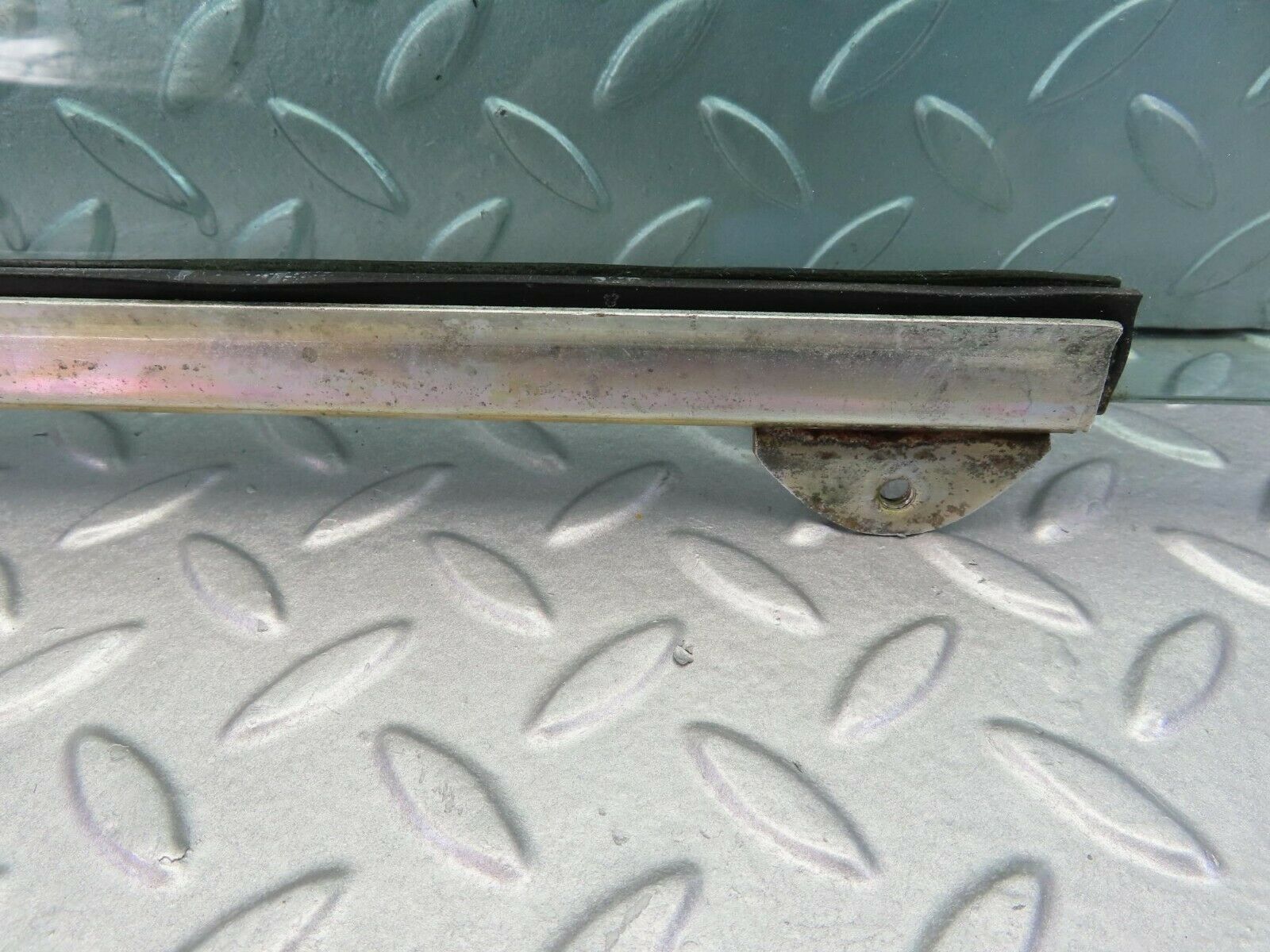 7864 Mercedes-Benz W115 220D Front Left Door Window Glass