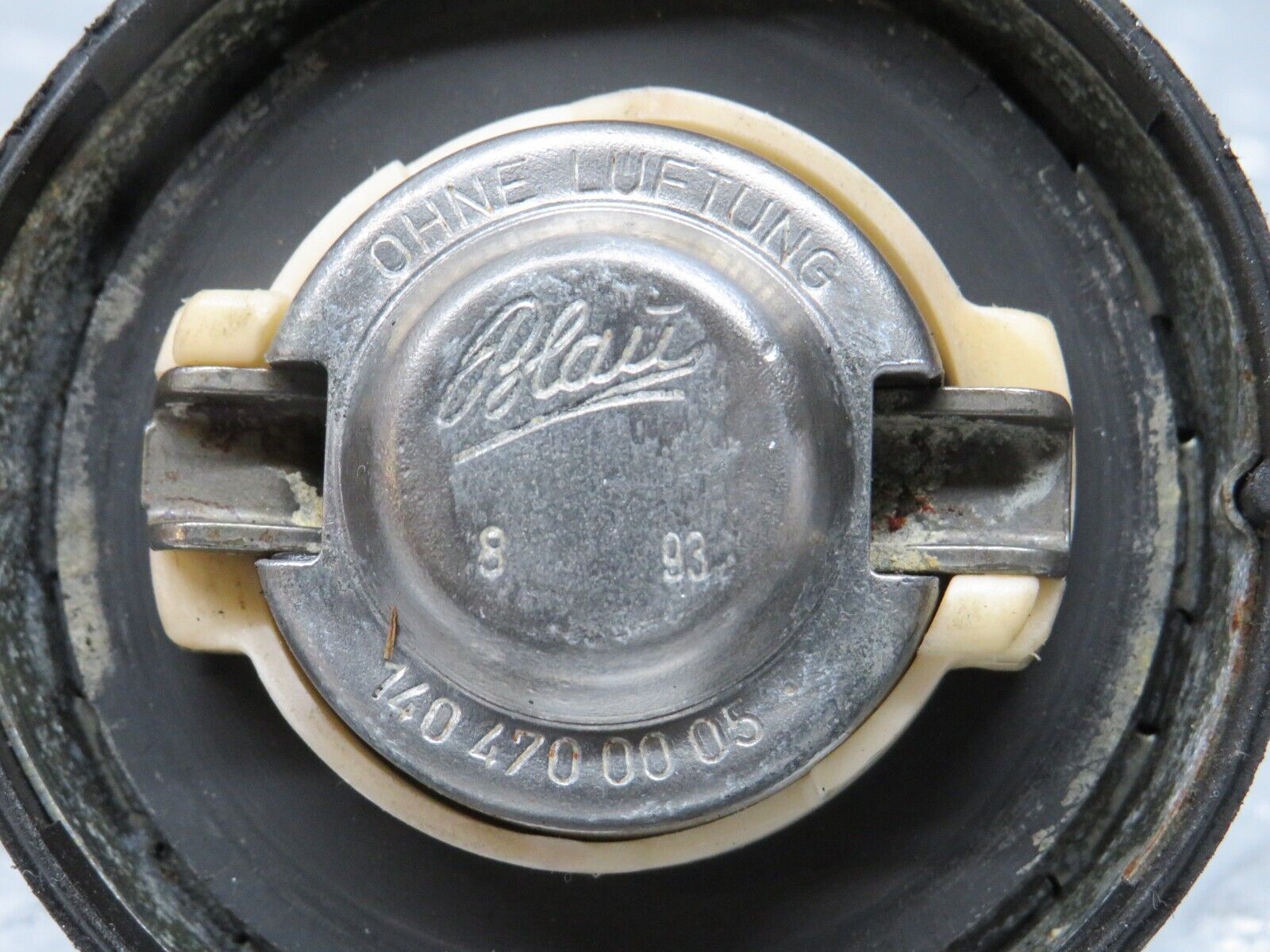 38590 Mercedes-Benz R129 280SL Coupe Fuel Tank Cap 1404700005