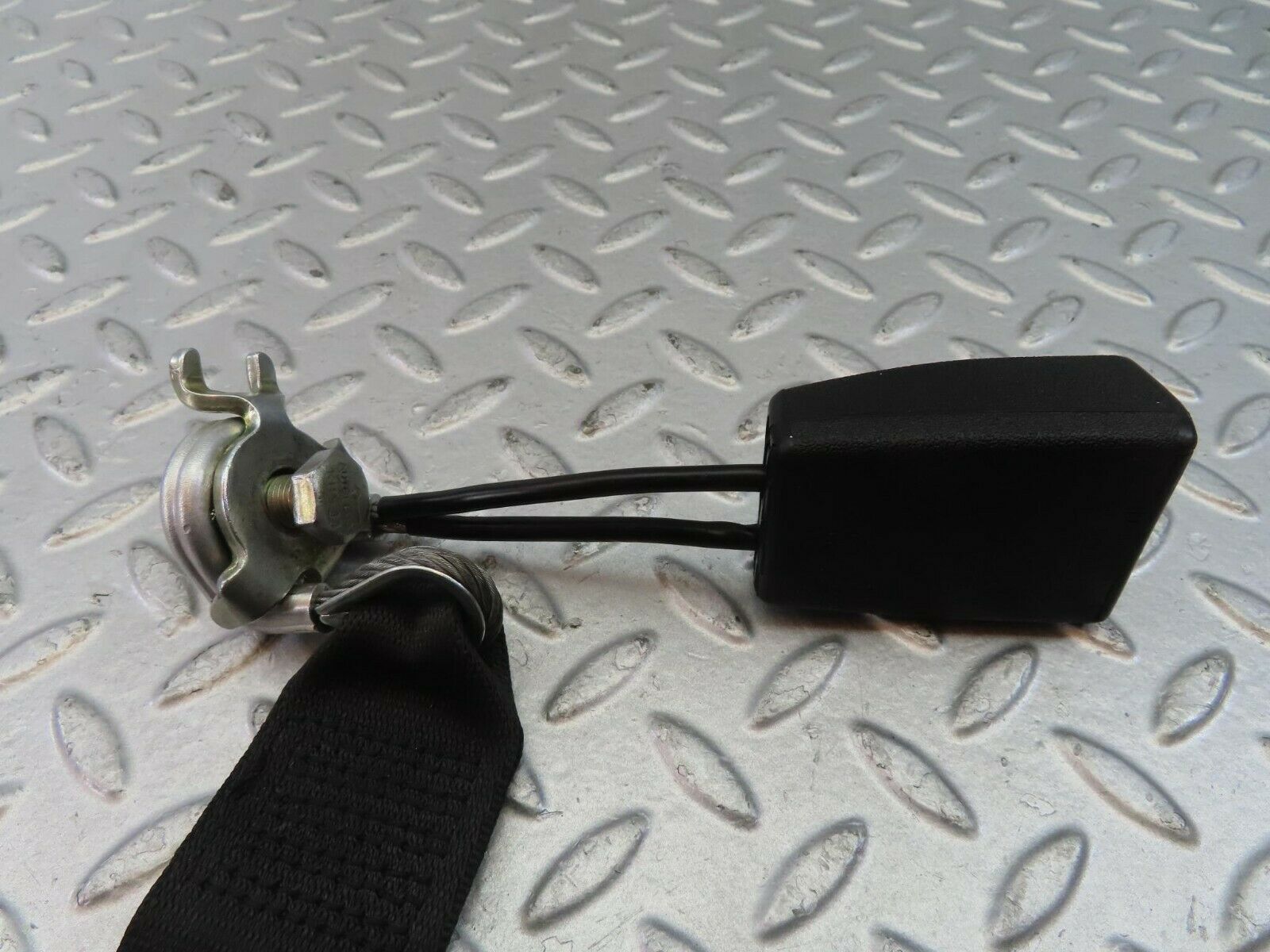 10383 Mercedes-Benz W201 190E Rear Middle Seat Belt Buckle 2018606069