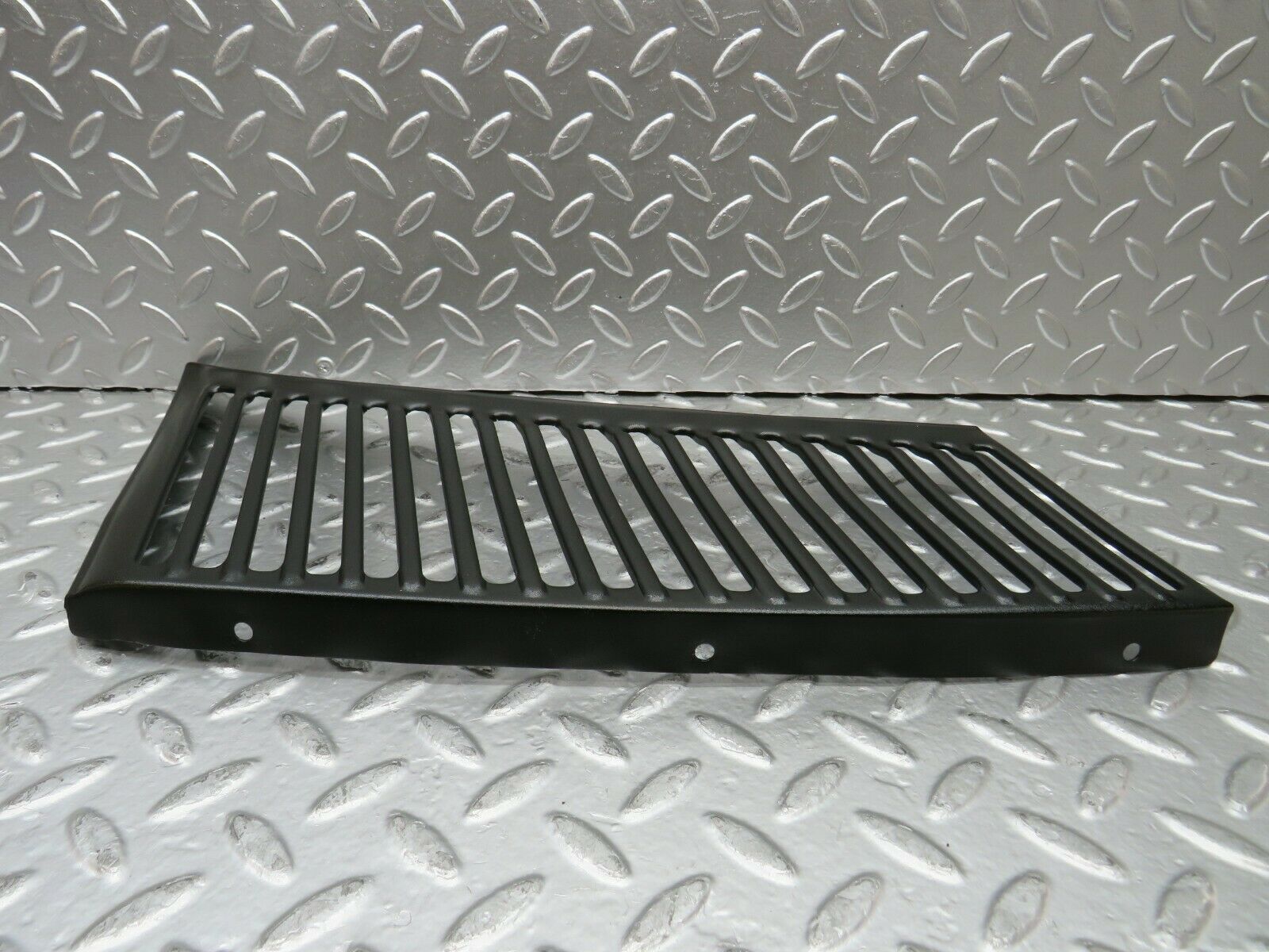 22868 Mercedes-Benz C107 450SLC Coupe Air Intake Grill Right Side