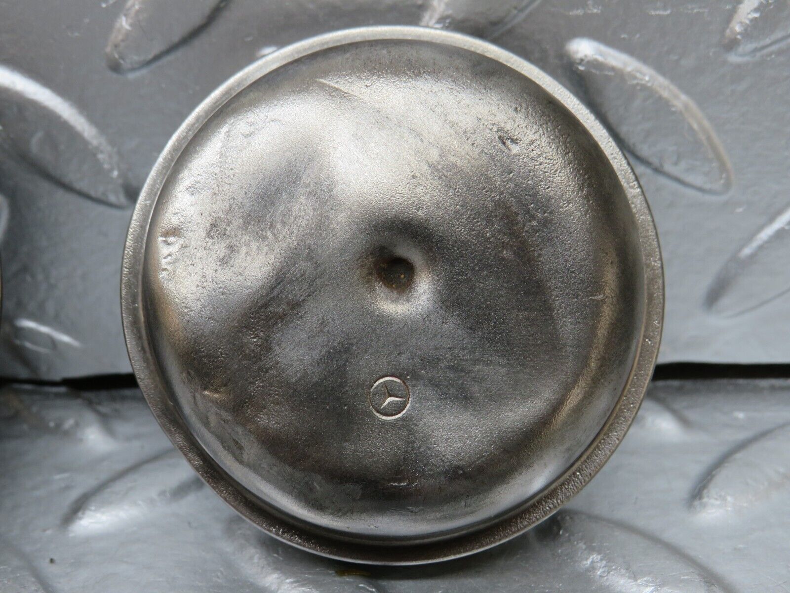 25654 Mercedes-Benz W124 280E Wheel Hub Locking Cap