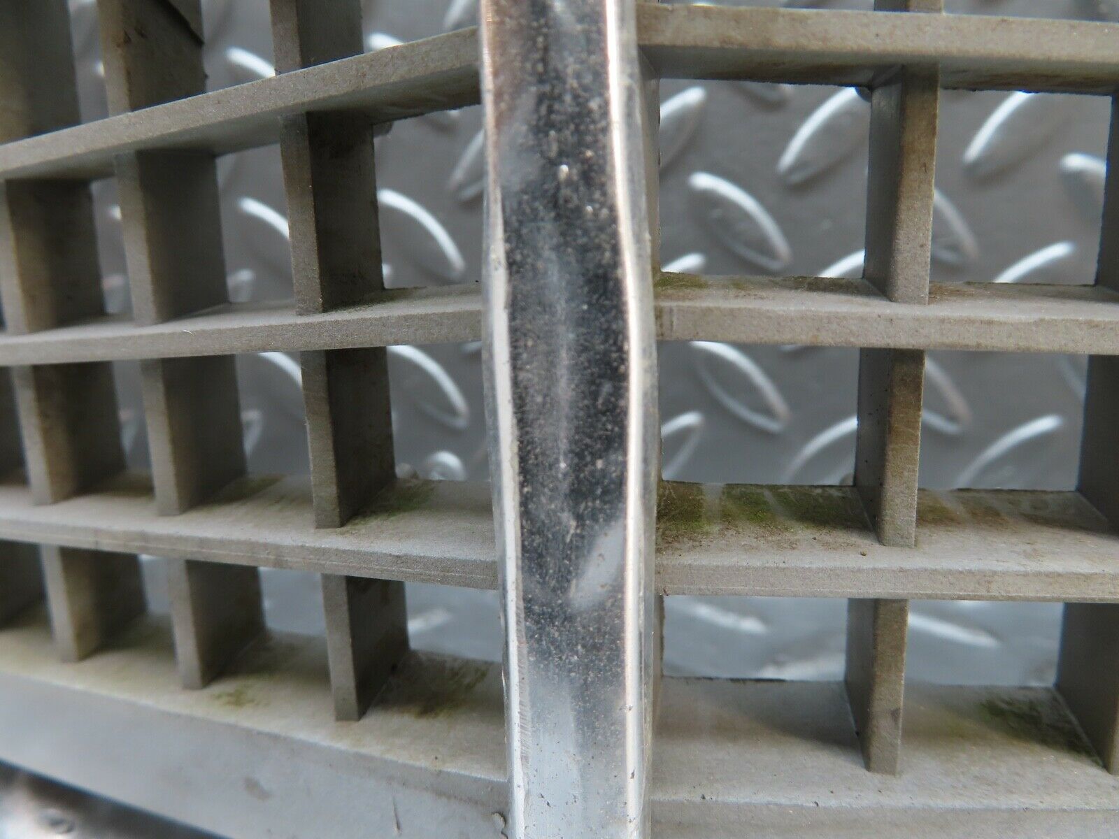 20481 Mercedes-Benz W114 280CE Coupe Bonnet Grill