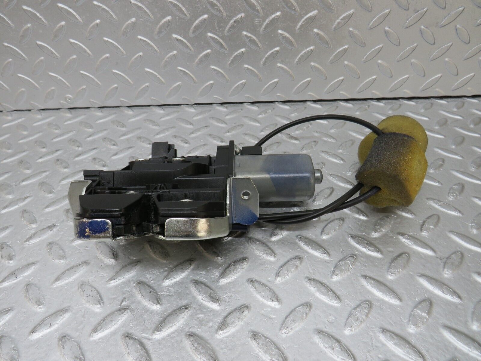 35302 Mercedes-Benz W221 Trunk Lock 2217500085