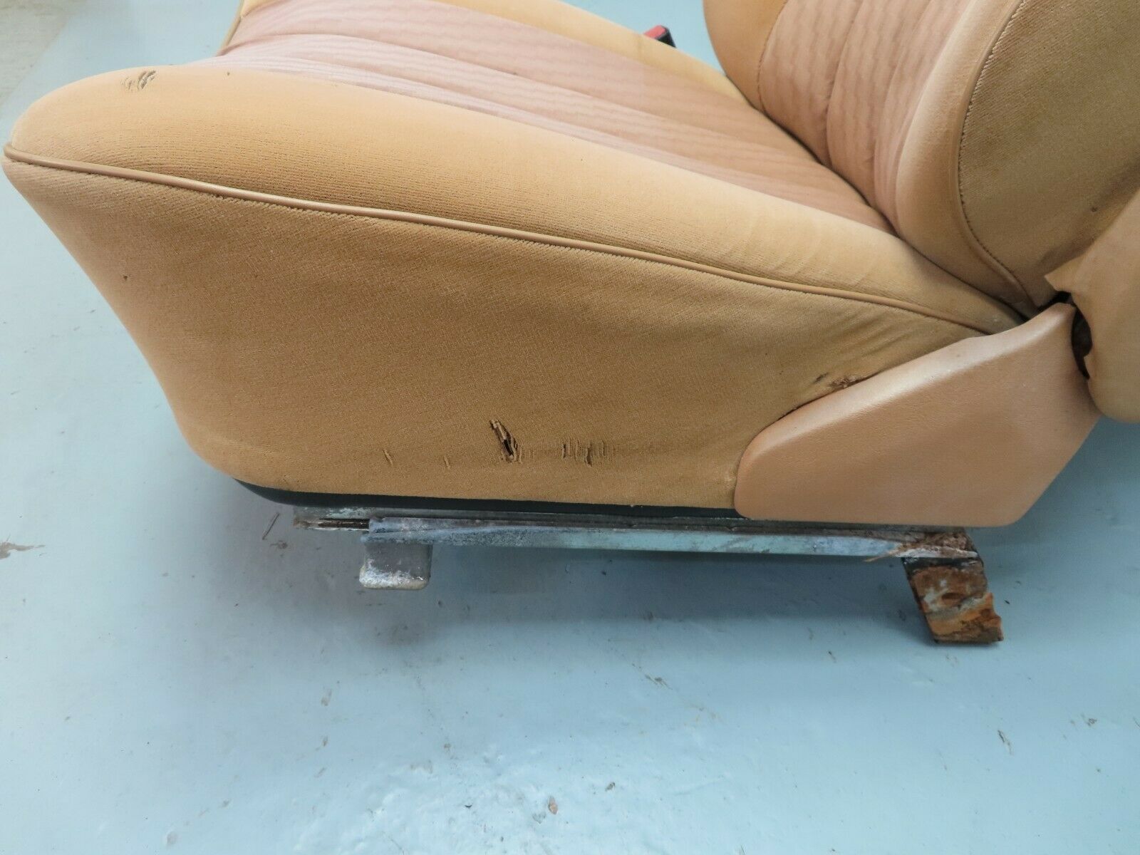 6320 Mercedes-Benz W126 380SE Front Left Seat Passenger Seat Palomino