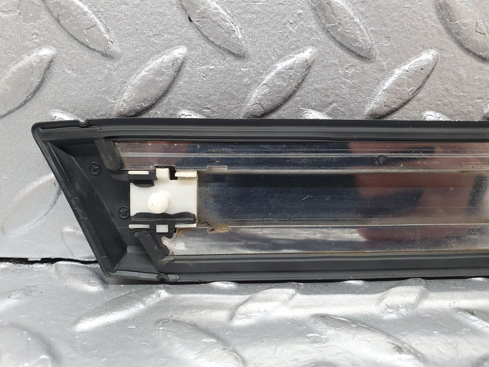 41425 Mercedes-Benz W124 200E Front Right Fender Wing Centre Moulding Trim