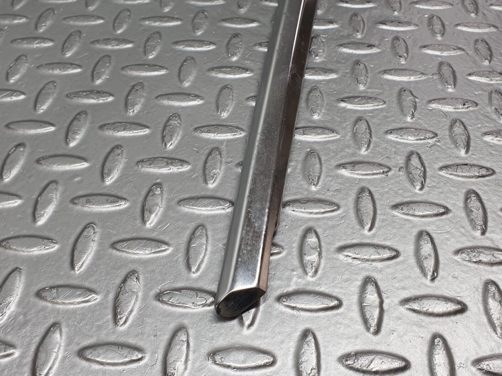 41189 Mercedes-Benz W126 300SE Front Right Door Chrome Moulding Trim