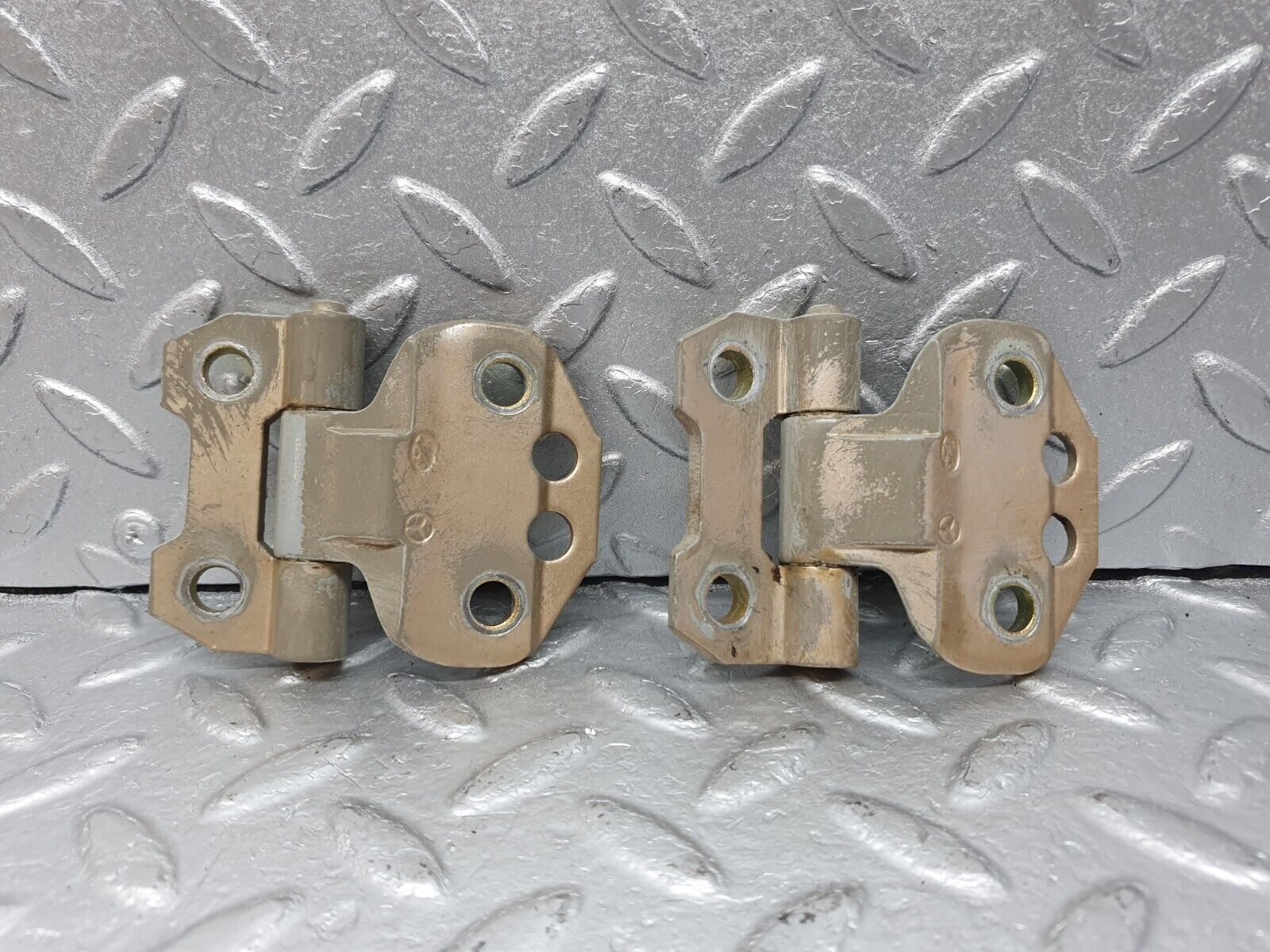 41530 Mercedes-Benz W124 200E Door Hinge Right Side