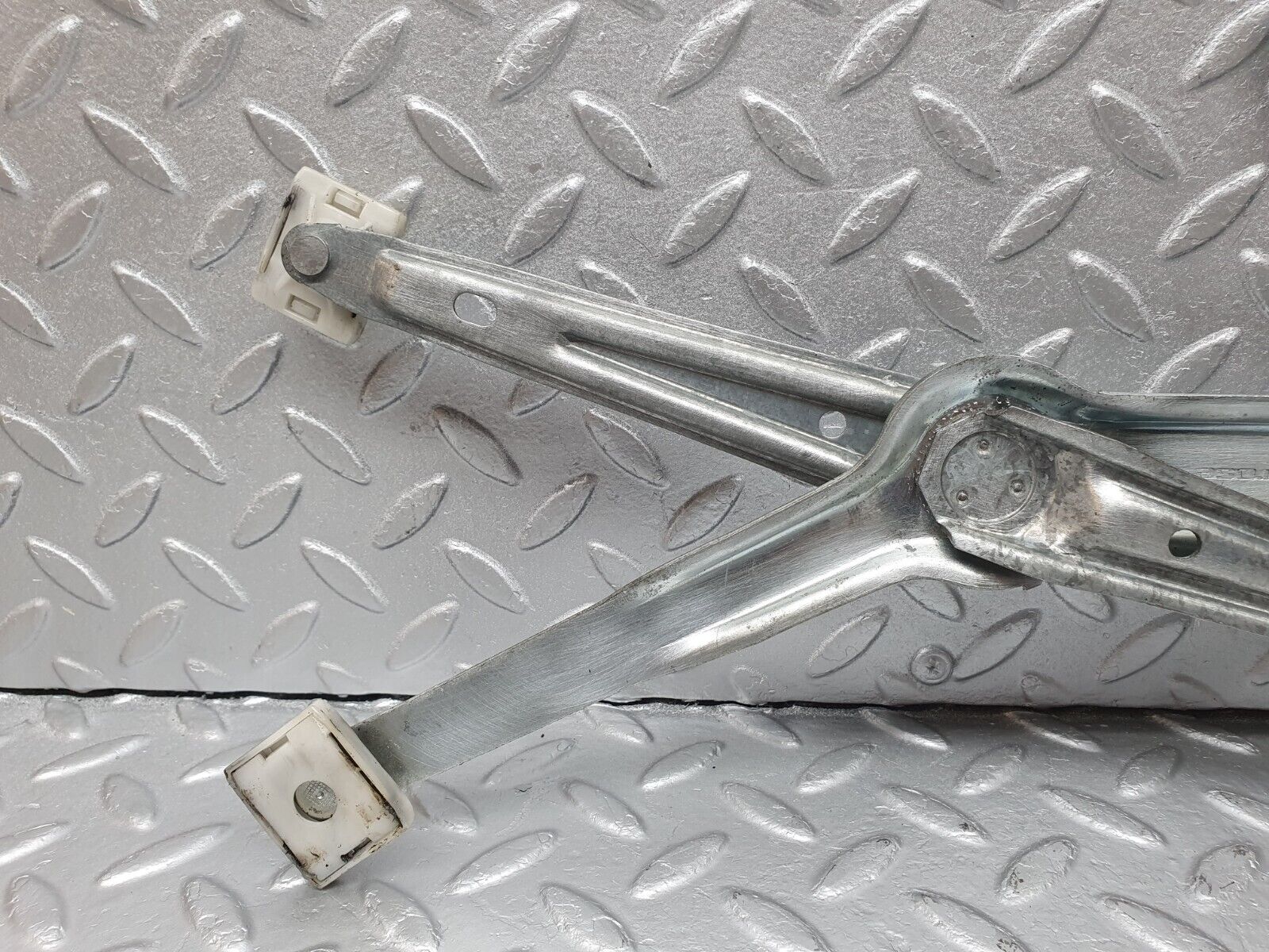 41401 Mercedes-Benz W124 200E Front Left Power Window Regulator