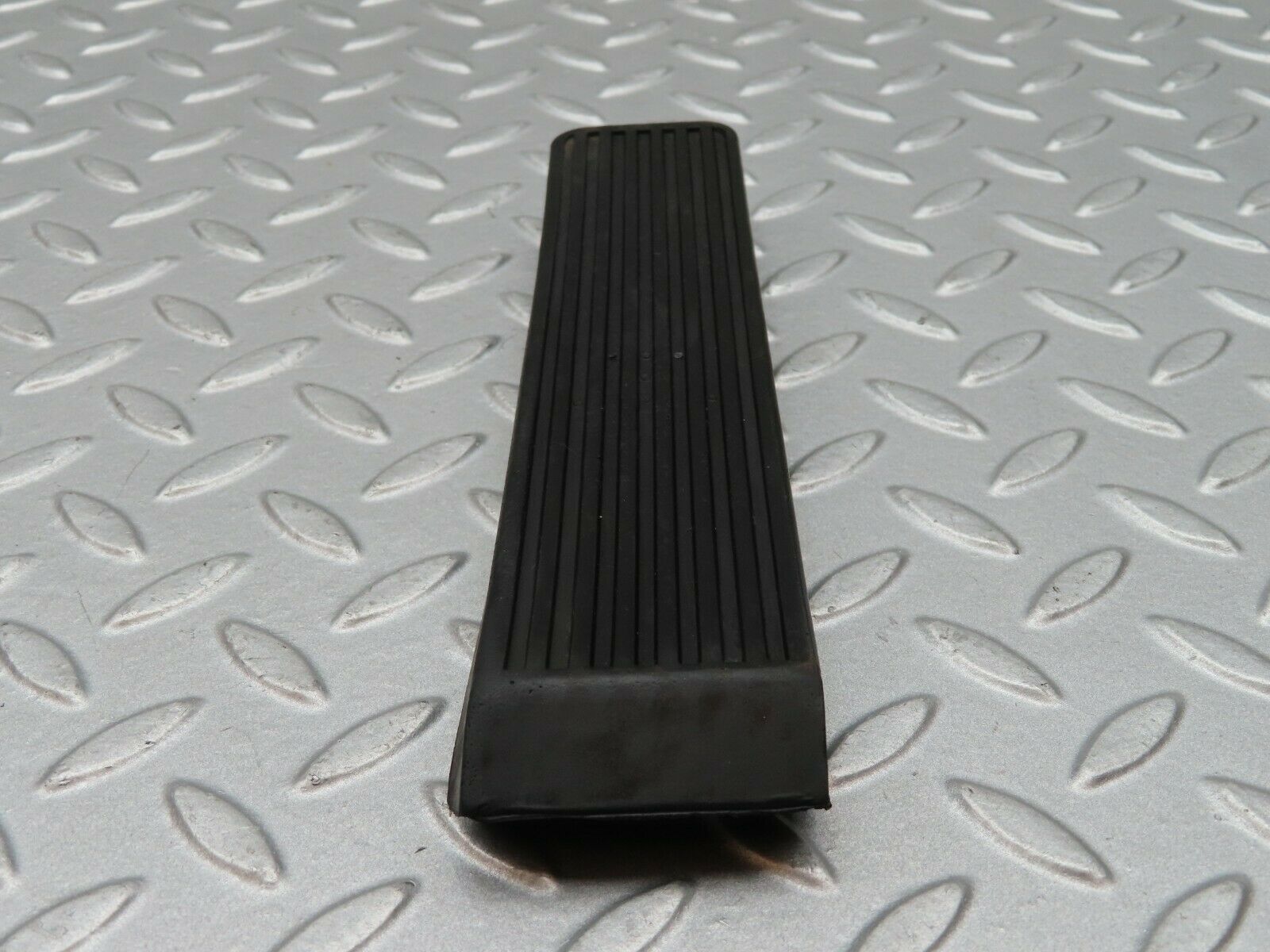 3936 Mercedes-Benz S123 200T Wagon Accelerator Pedal Rubber 1233010082