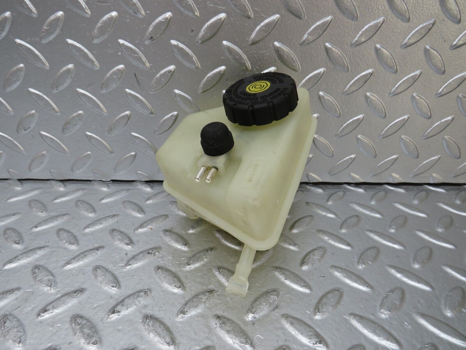 25822 Mercedes-Benz W124 280E Brake Fluid Reservoir Tank 2024300002