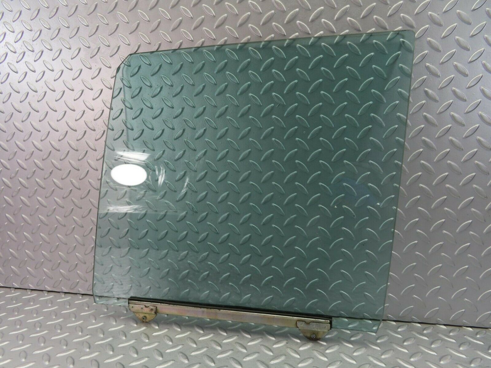 7864 Mercedes-Benz W115 220D Front Left Door Window Glass