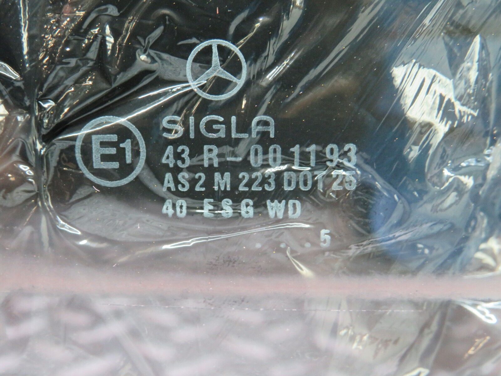 27635 Mercedes-Benz S124 300TE Wagon Rear Right Door Window Glass