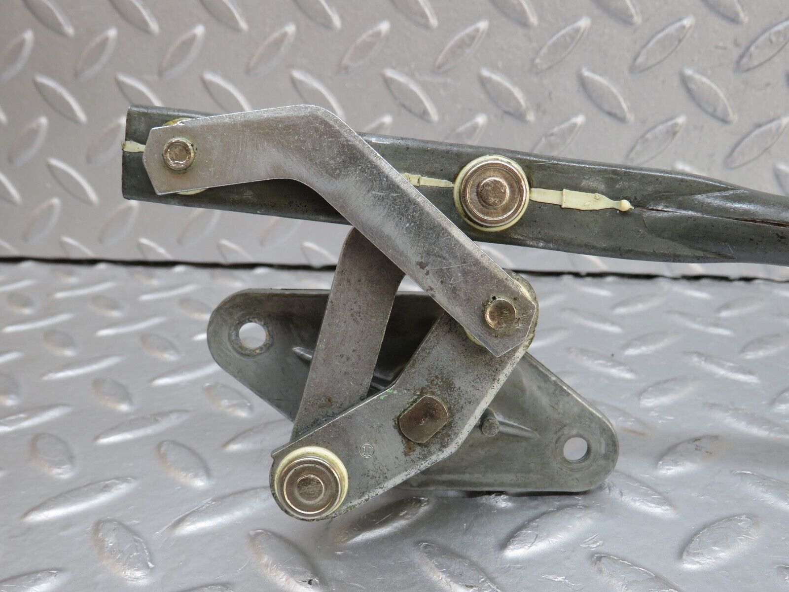 37544 Mercedes-Benz W109 300SEL Windscreen Wiper Linkage