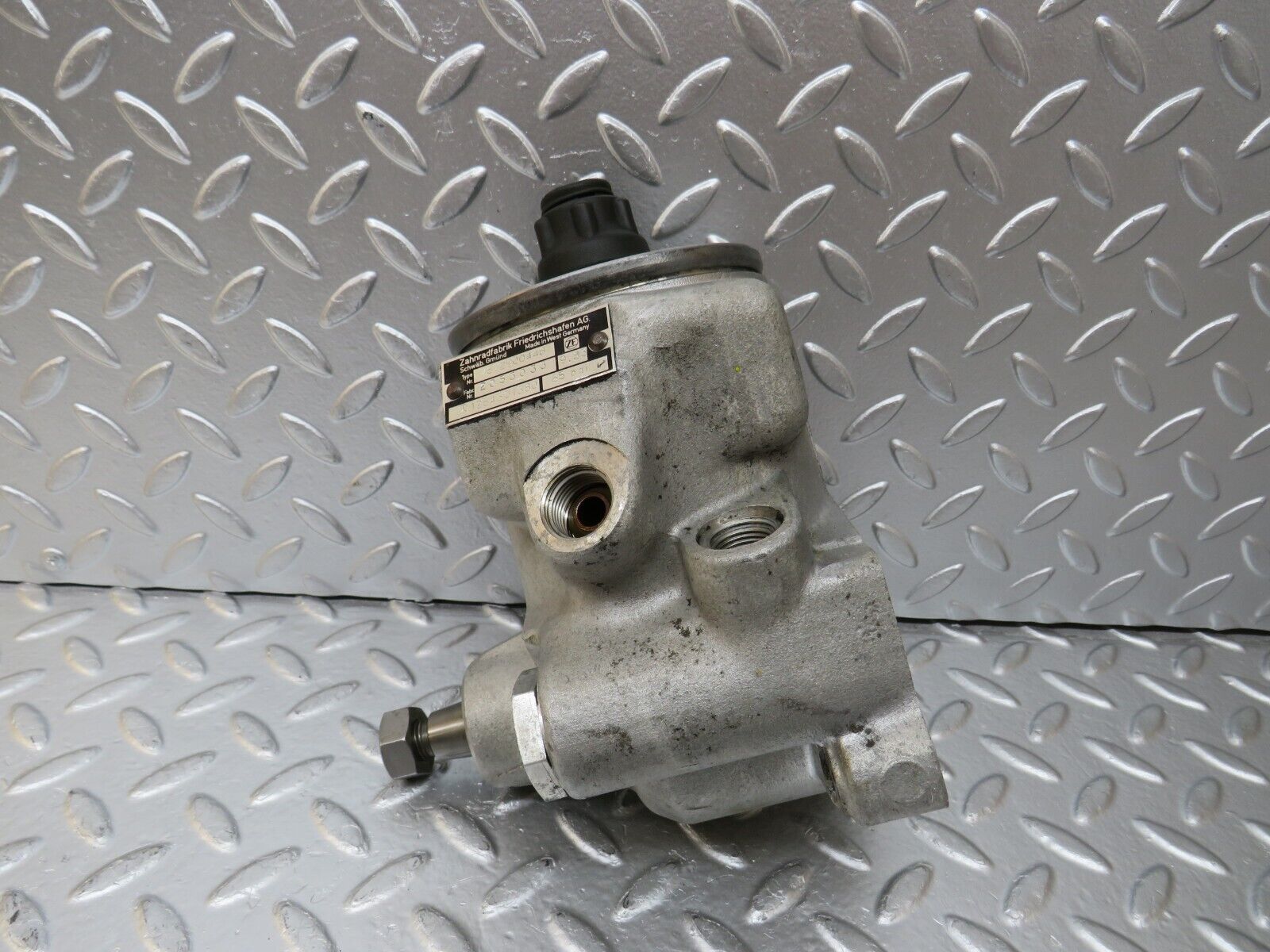 25584 Mercedes-Benz W123 200 Power Steering Pump 1264601380