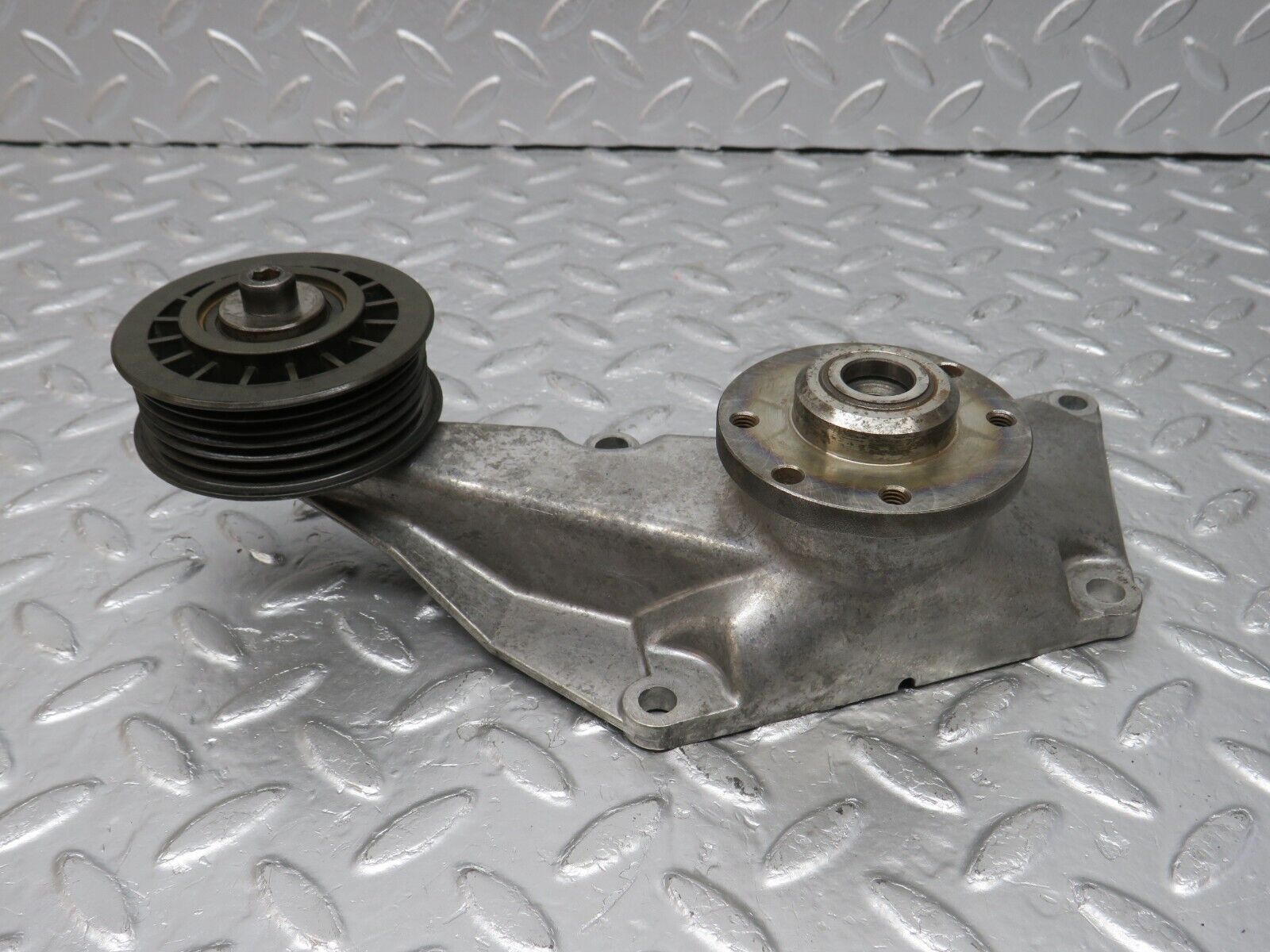 34146 Mercedes-Benz W124 260E Engine Cooling Fan Clutch Bracket 1032050805