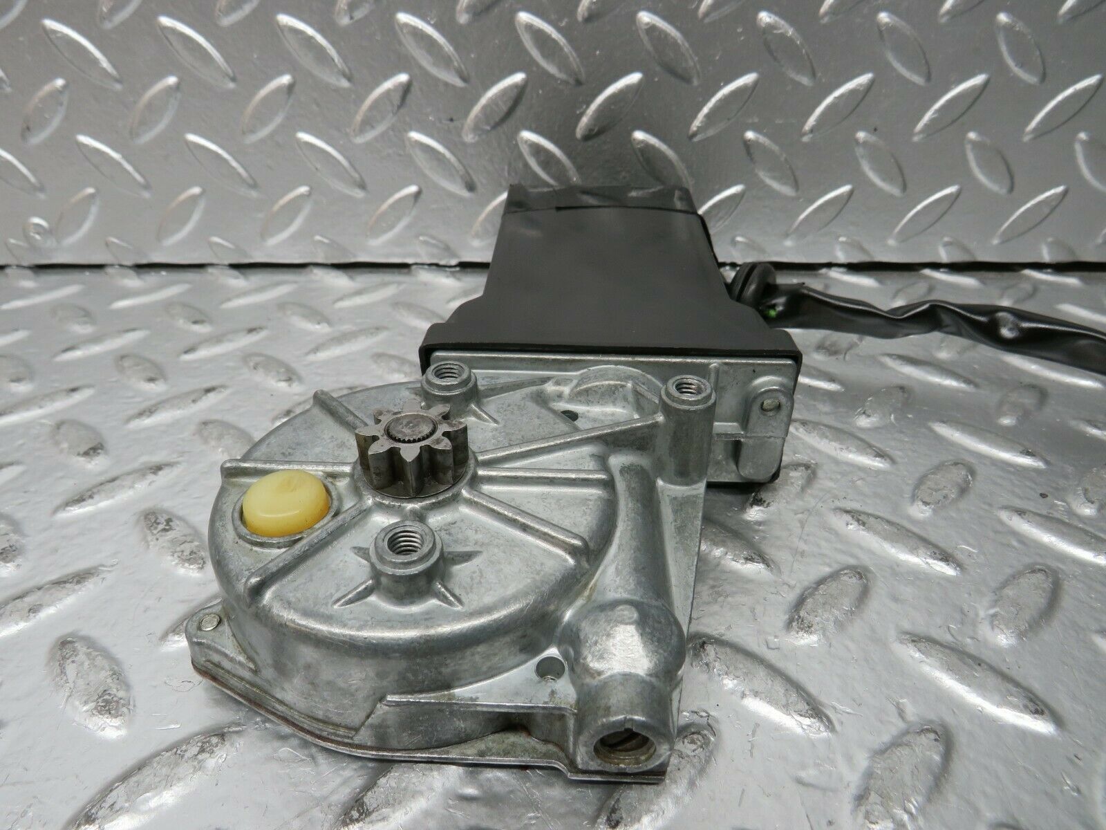 23207 Mercedes-Benz W116 350SE Window Regulator Motor Rear Right 0130820062