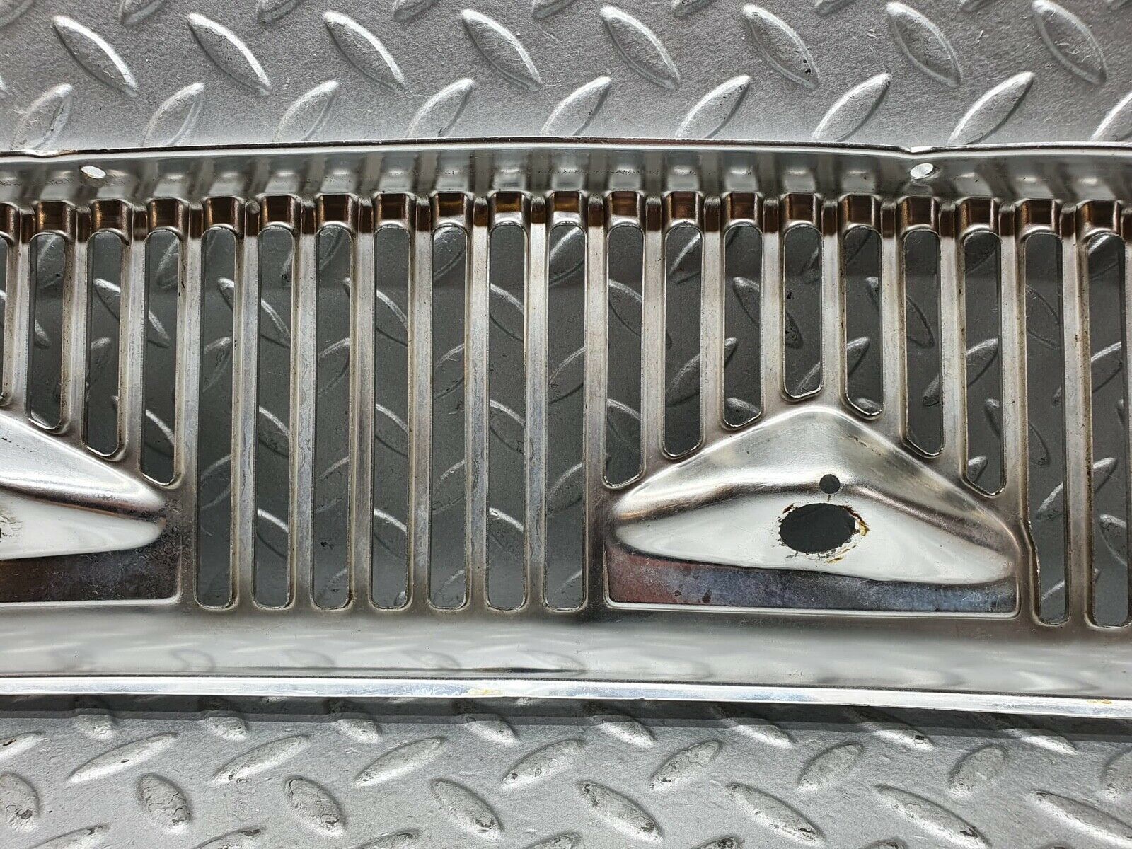 0160 Mercedes-Benz W116 350SE Air Intake Grill Chrome