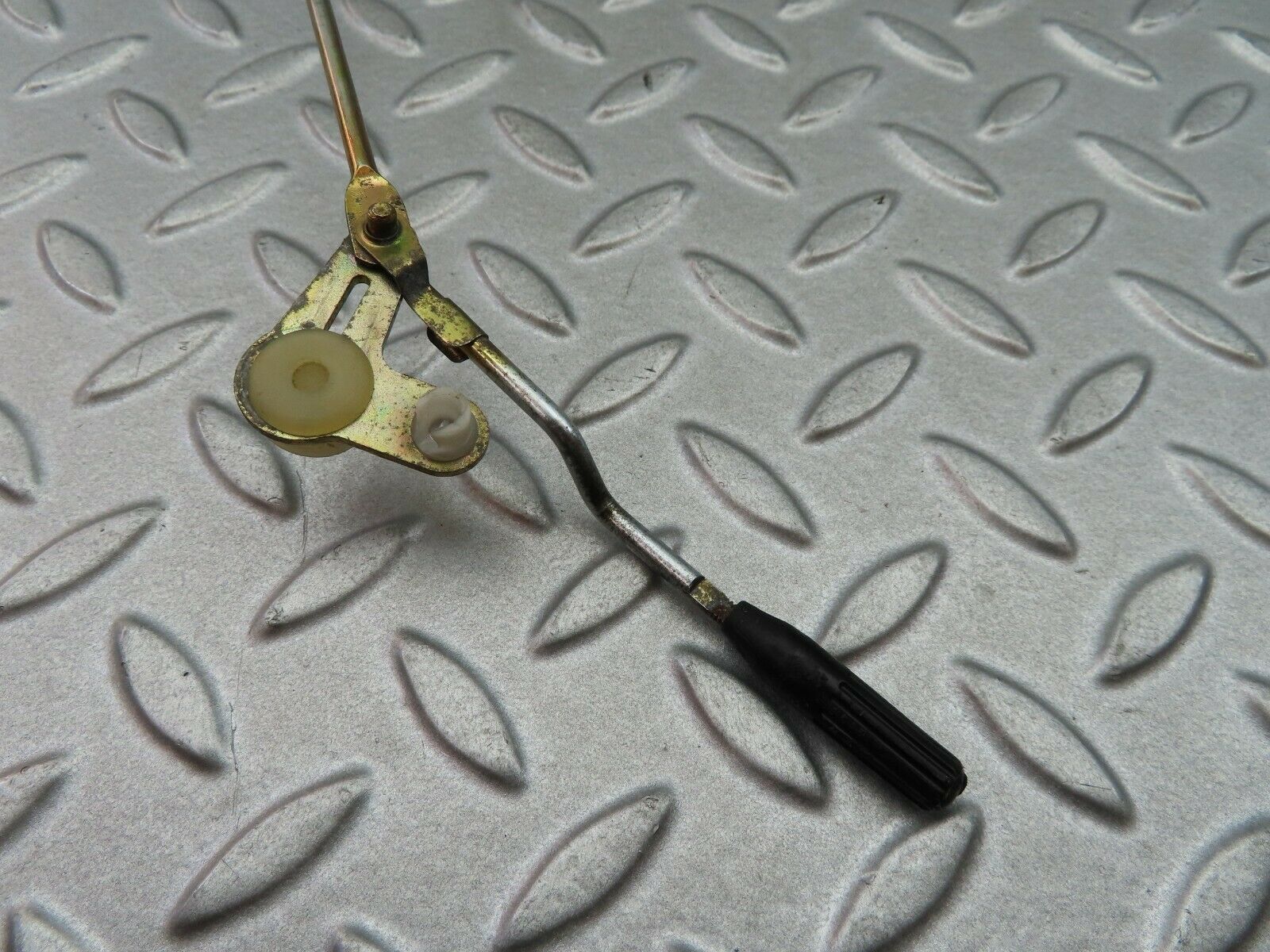 6090 Mercedes-Benz W126 380SE Door Lock Vacuum Actuator & Knob Rear Left