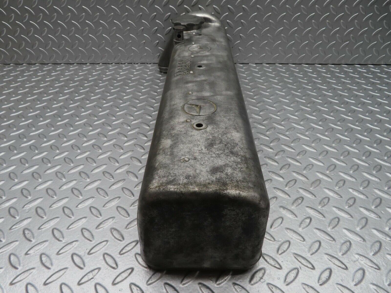 12954 Mercedes-Benz W111 220SE Cylinder Head Valve Cover 1800161305