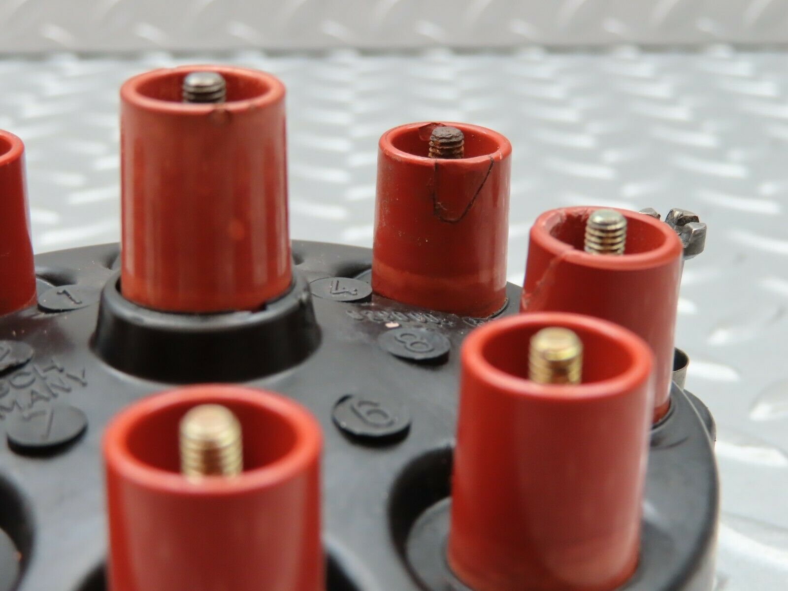 0080 Mercedes-Benz W116 350SE Distributor Cap