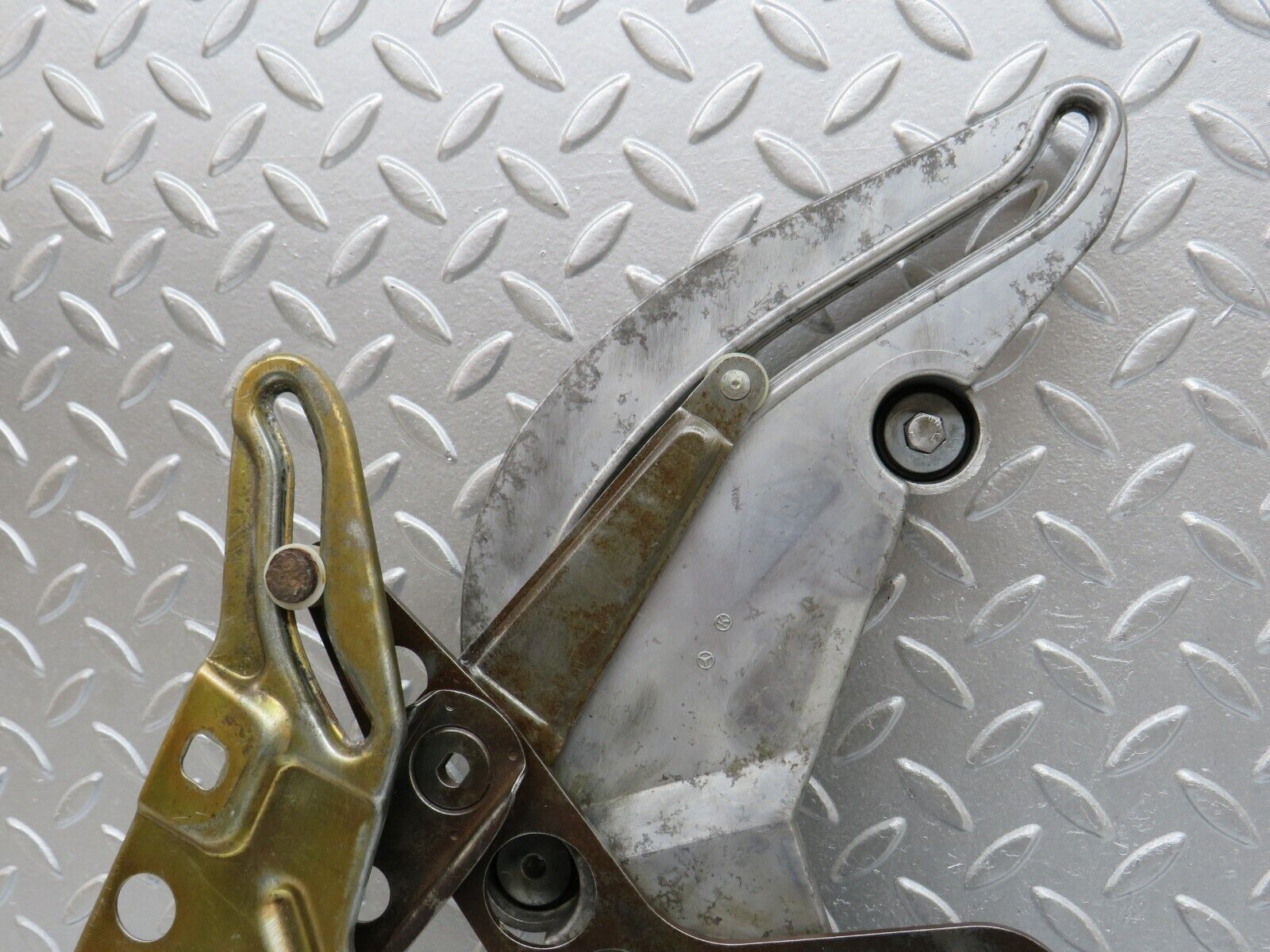 34299 Mercedes-Benz C126 380SEC Coupe Rear Left Power Window Regulator