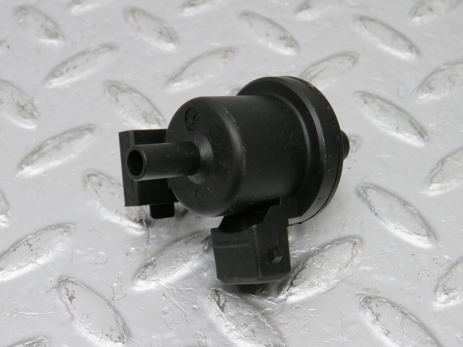 33313 Mercedes-Benz W202 C180 Fuel Purge Valve 2024700093