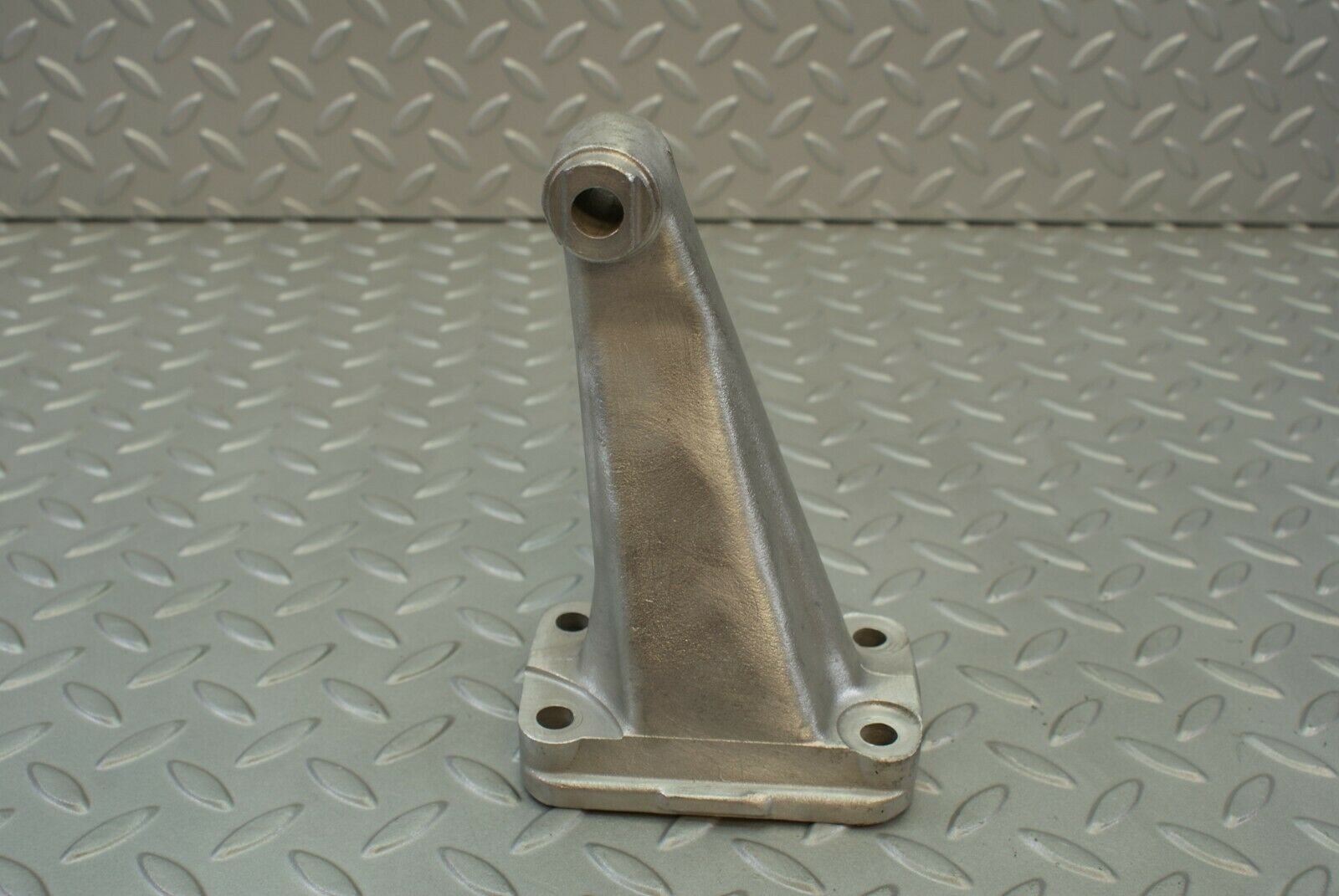 3070 Mercedes-Benz W115 220D Engine Mount Bracket Right Side 1152230504