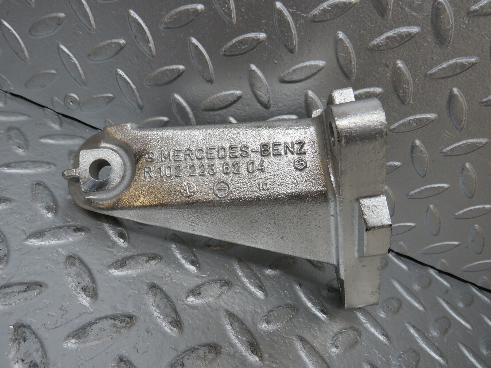 31768 Mercedes-Benz W201 190LE 1.8L Engine Mount Bracket Right Side 1022236204