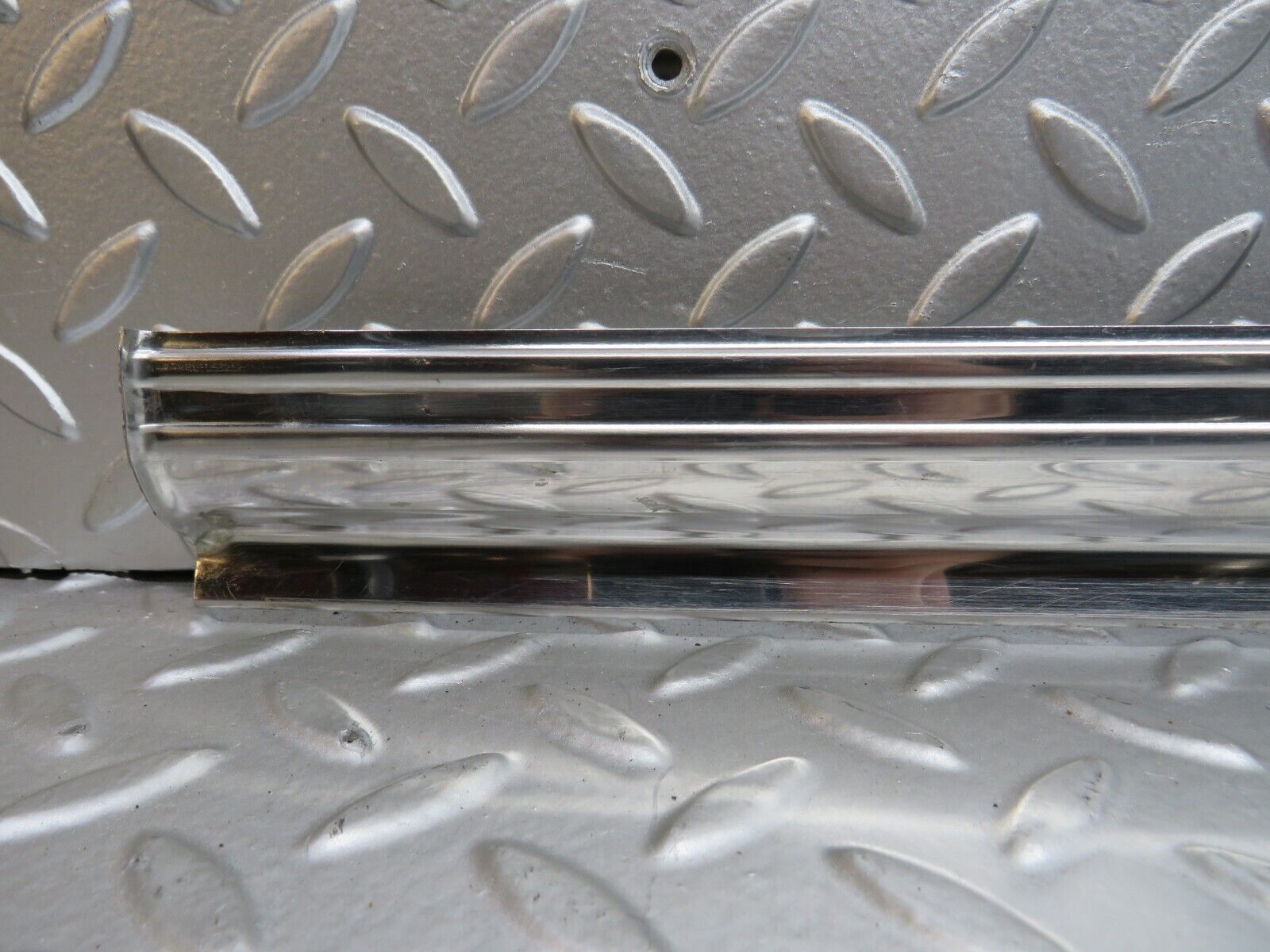 0844 Mercedes-Benz C107 350SLC Coupe Right Door Sill Chrome