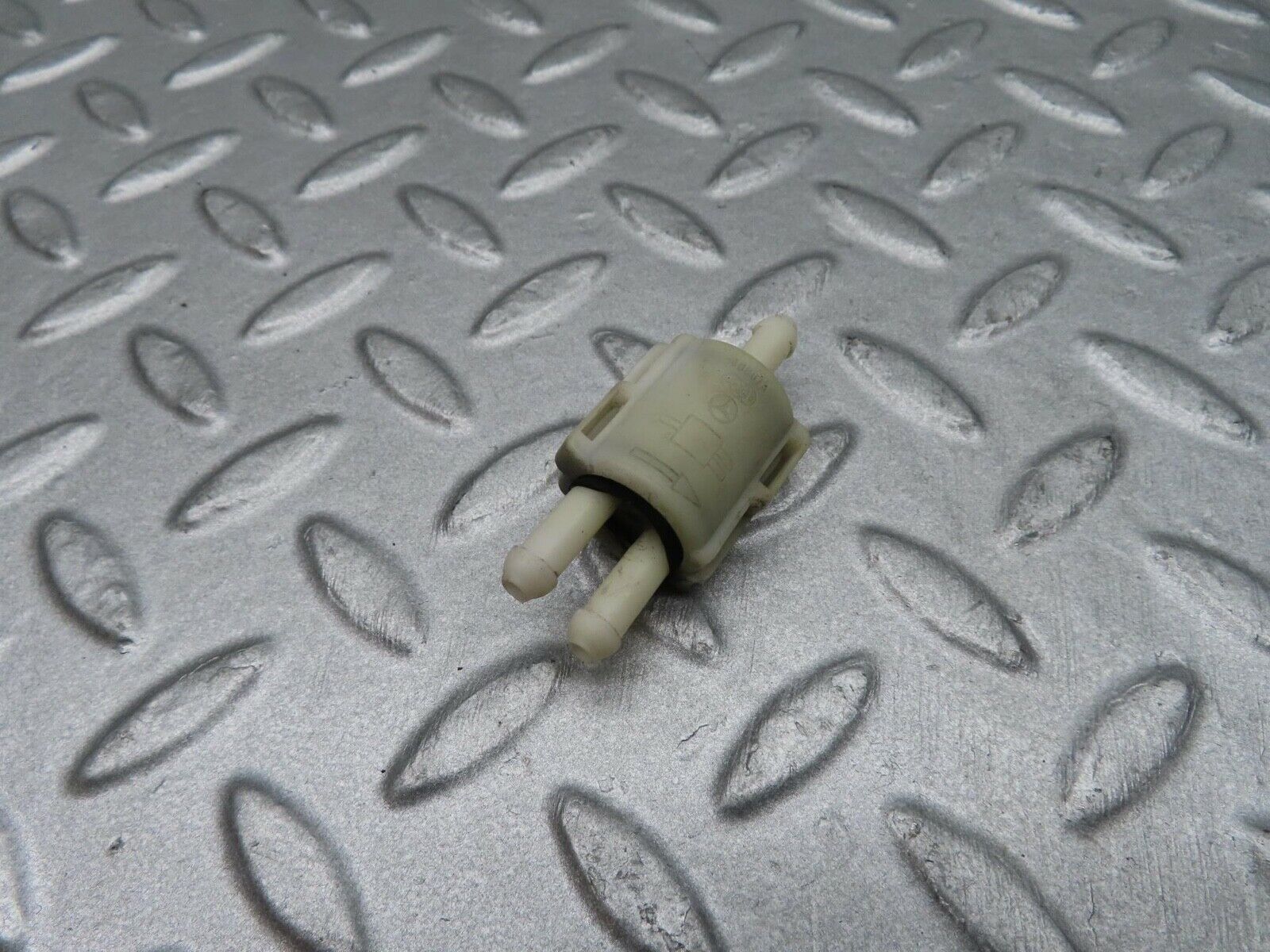 12005 Mercedes-Benz R129 300SL Coupe Windscreen Washer Fluid Distributor