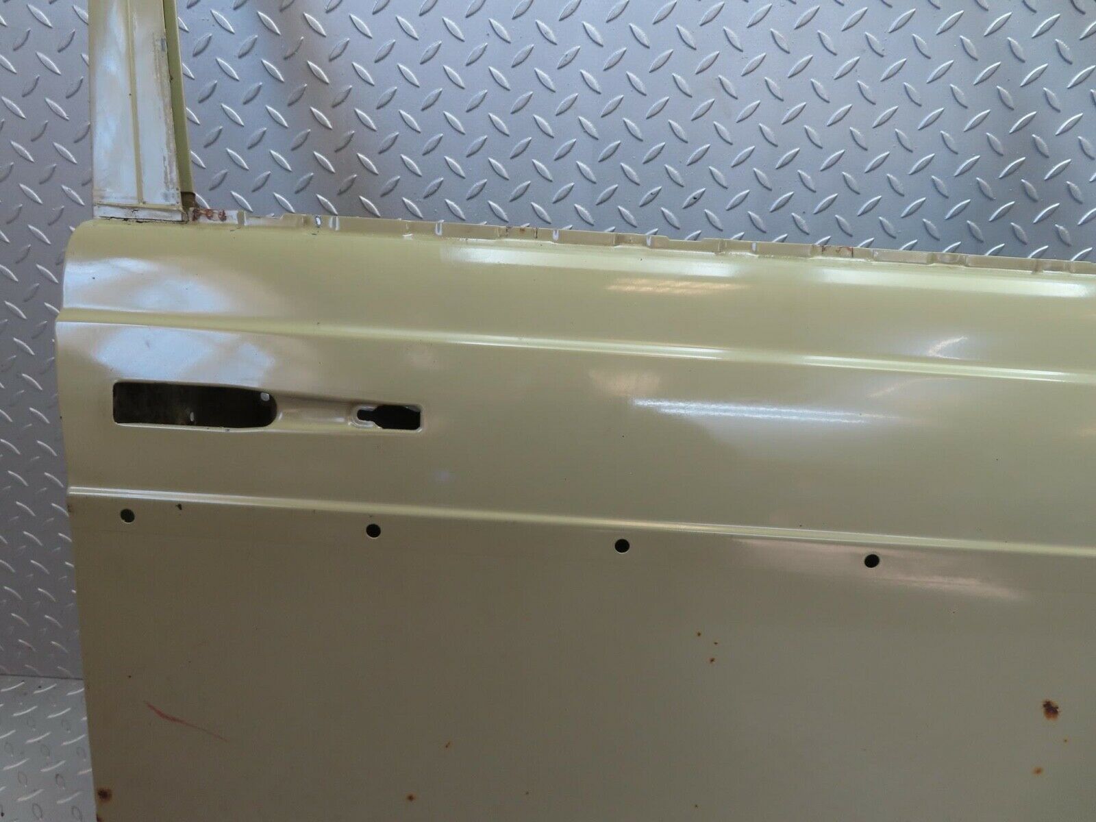 13639 Mercedes-Benz W123 200 Front Right Door