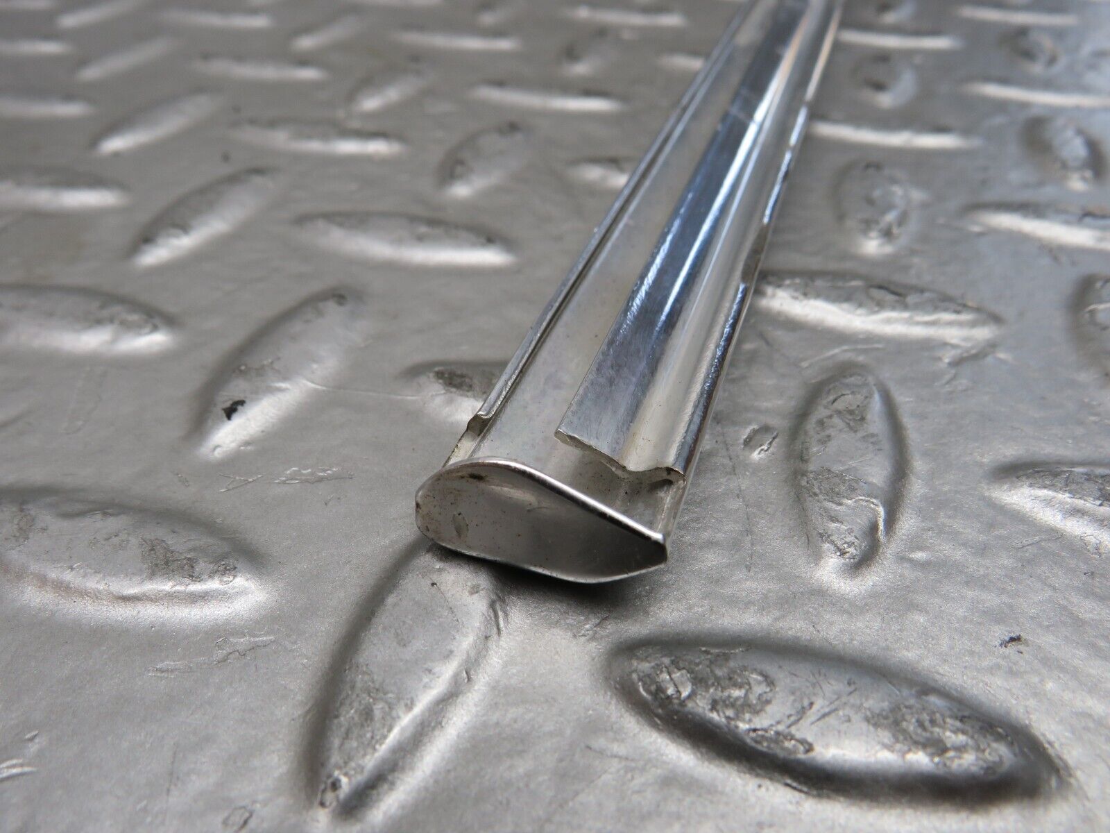 28184 Mercedes-Benz W123 280E Front Right Door Chrome Moulding Trim