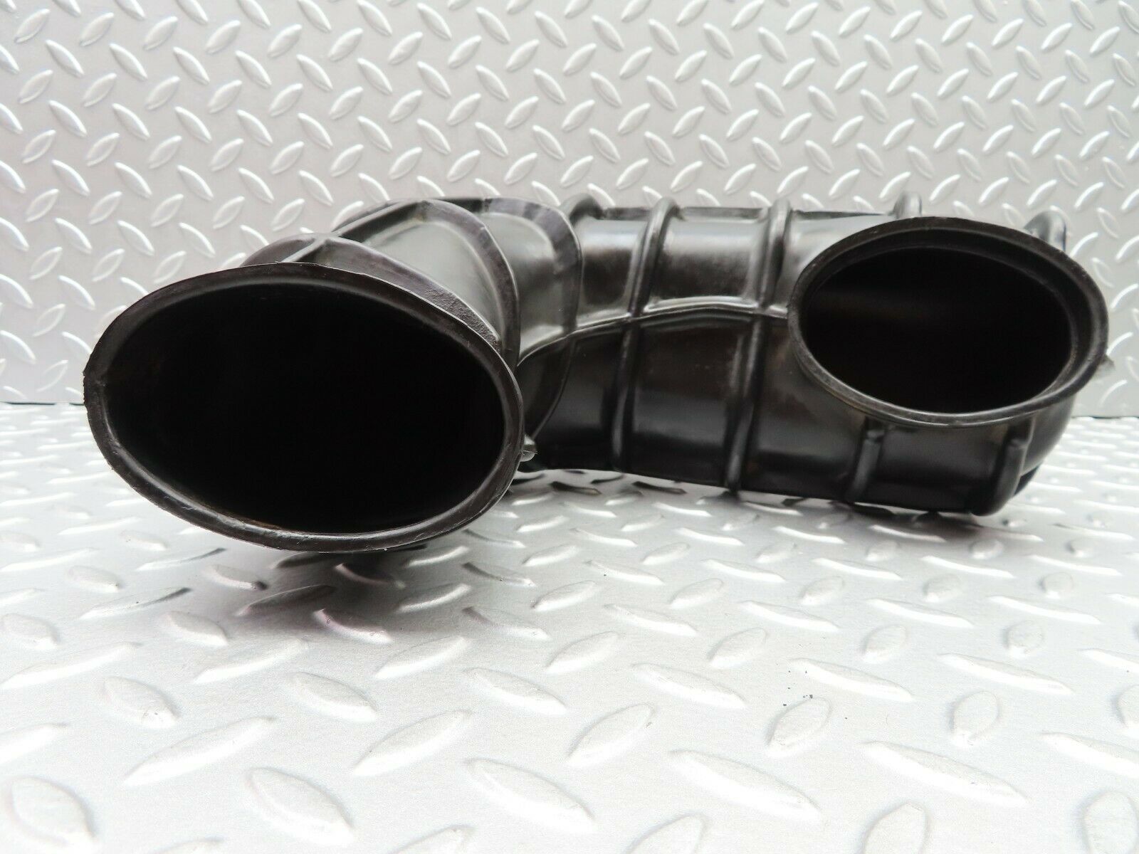 5662 Mercedes-Benz W123 200 Air Intake Pipe 1020940011