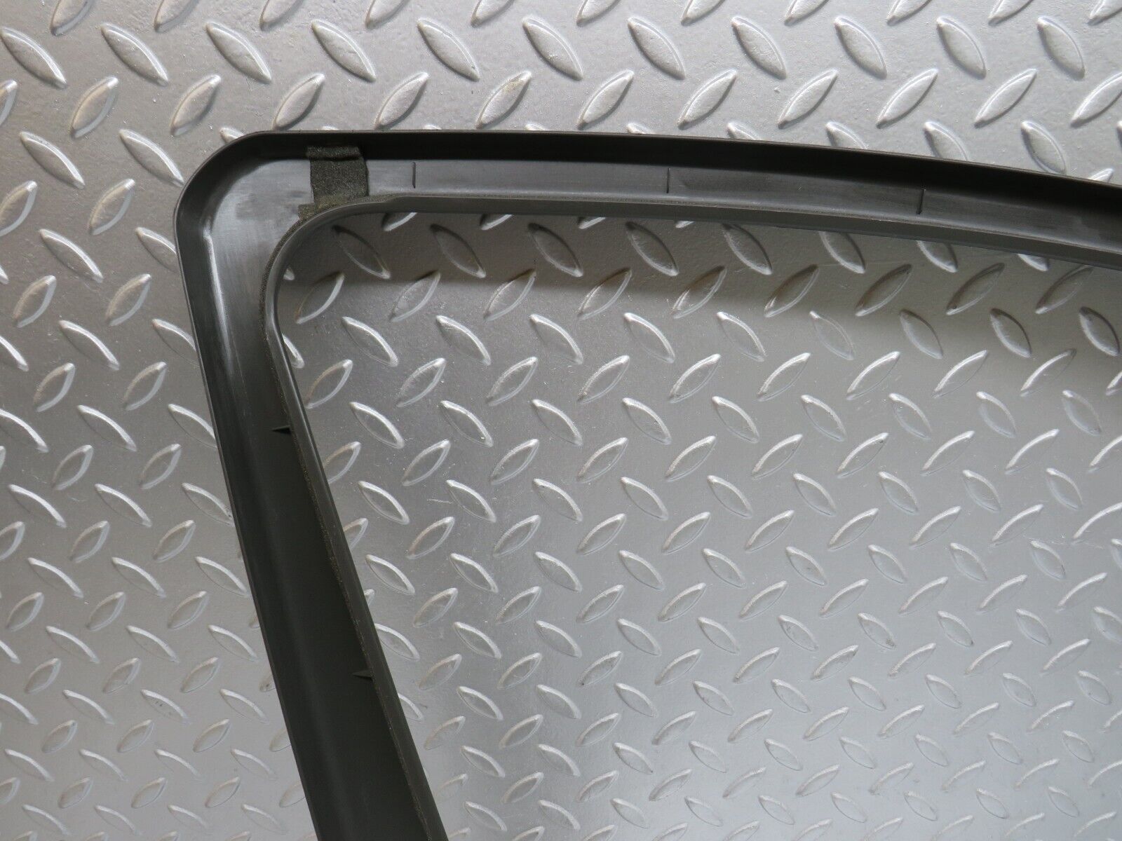 35285 Mercedes-Benz W221 Front Right Door Window Frame Trim 2217250271