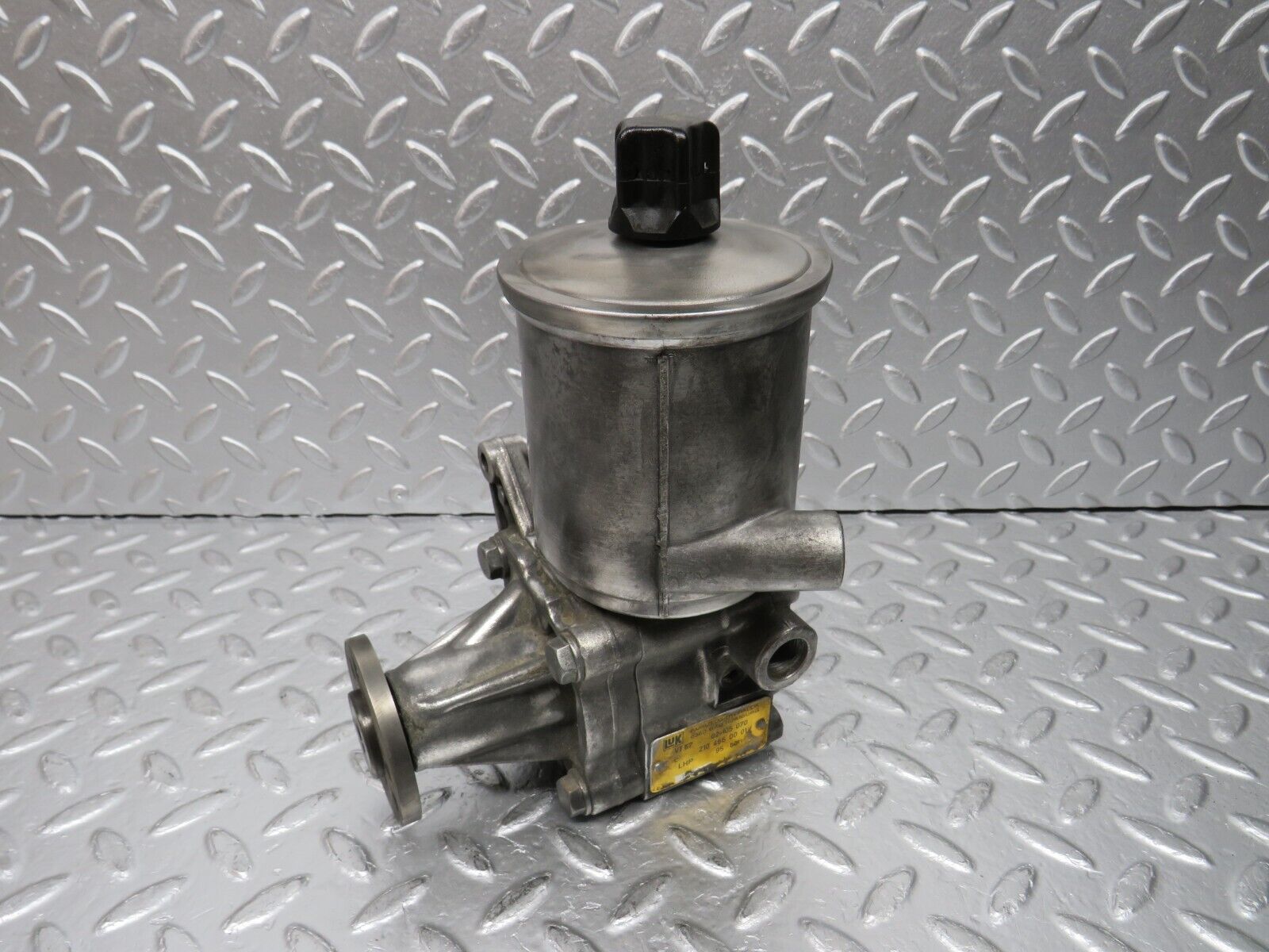 30453 Mercedes-Benz W124 230E Power Steering Pump 2104660001