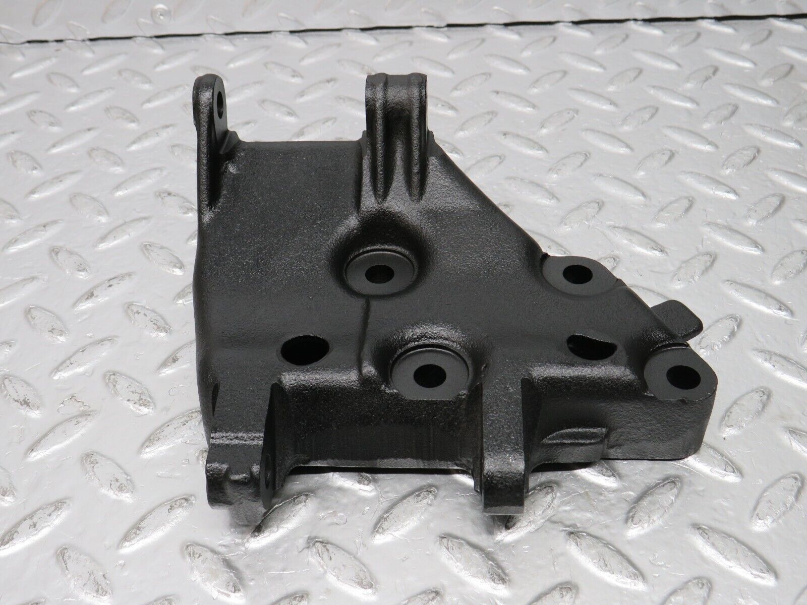 31118 Mercedes-Benz W123 200D Alternator Generator Bracket 1151550935