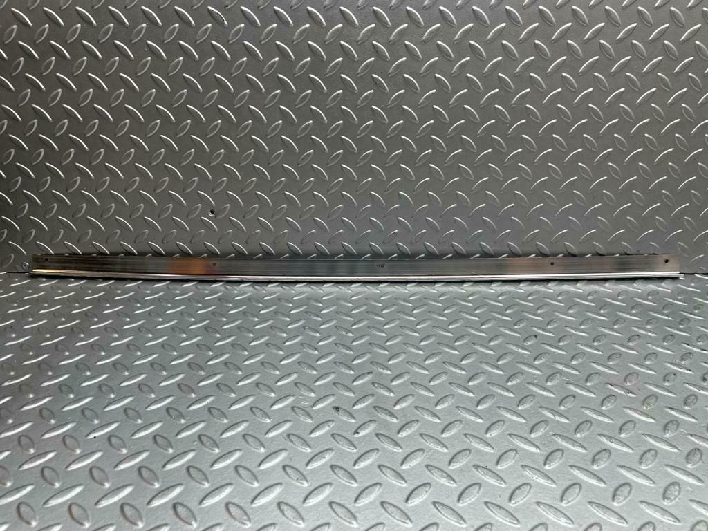 0037 Mercedes-Benz W116 Roof Chrome Trim Middle