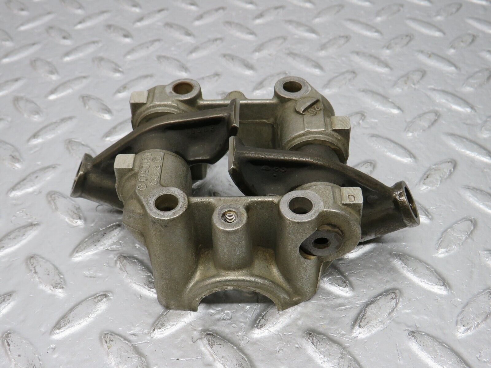 32621 Mercedes-Benz S124 300TE Rocker Arms Camshaft Bearing Block 1030510610