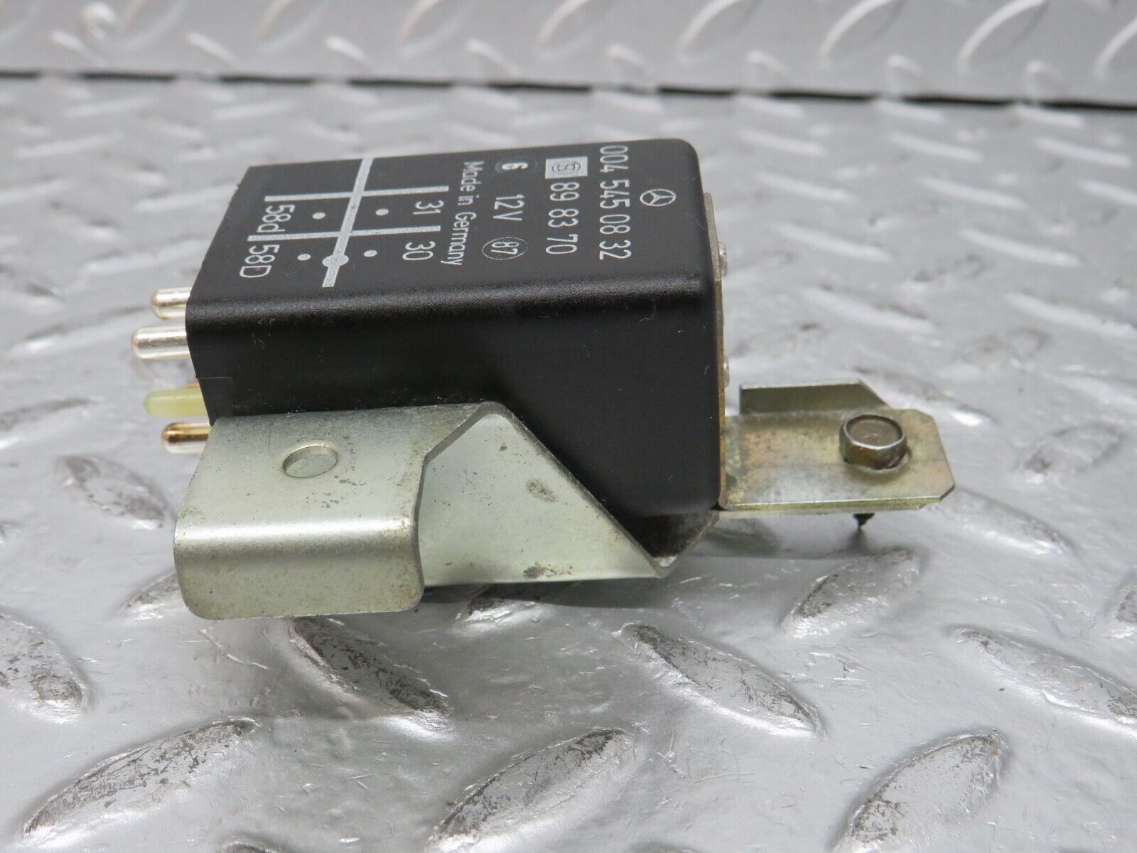 32392 Mercedes-Benz S124 300TE Wagon Instrument Cluster Light Relay 0045450832