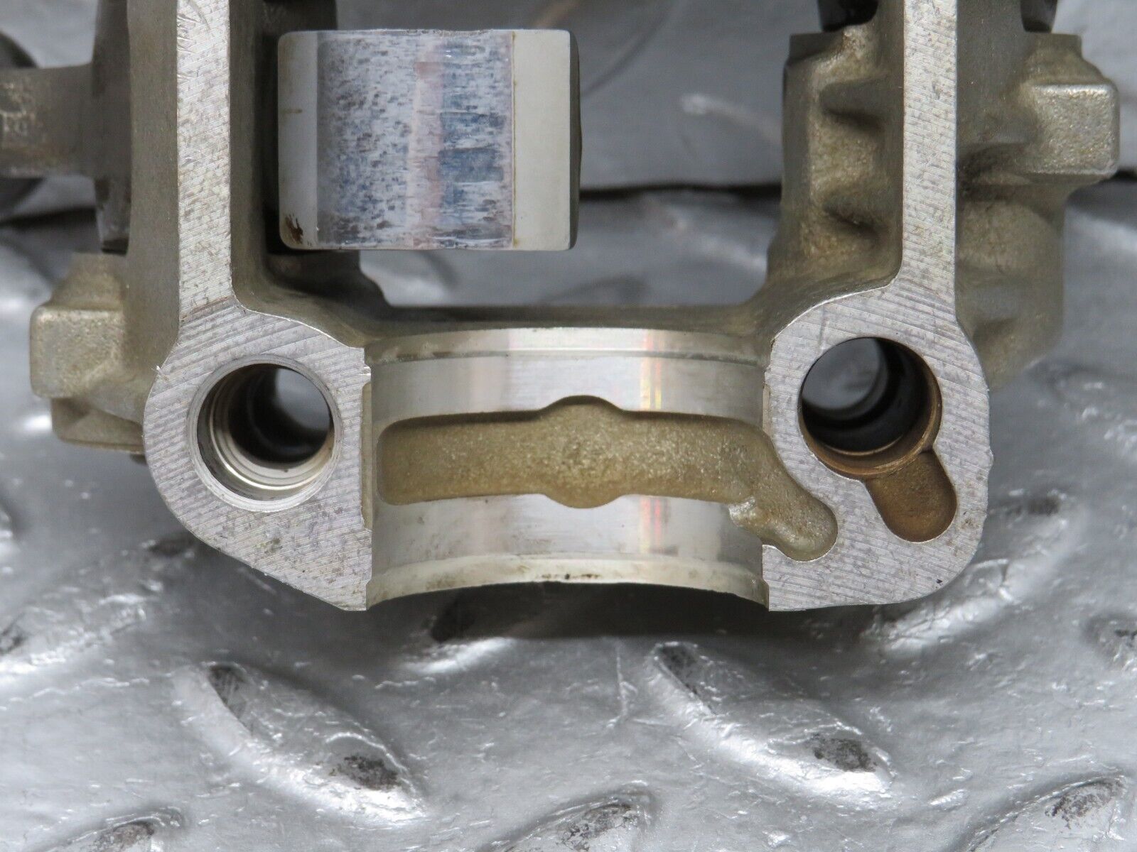 32621 Mercedes-Benz S124 300TE Rocker Arms Camshaft Bearing Block 1030510610