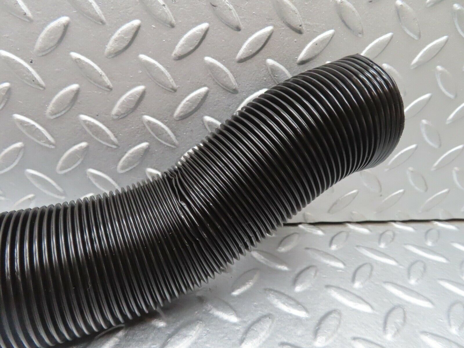 17918 Mercedes-Benz W123 200 Air Duct Pipe Hose