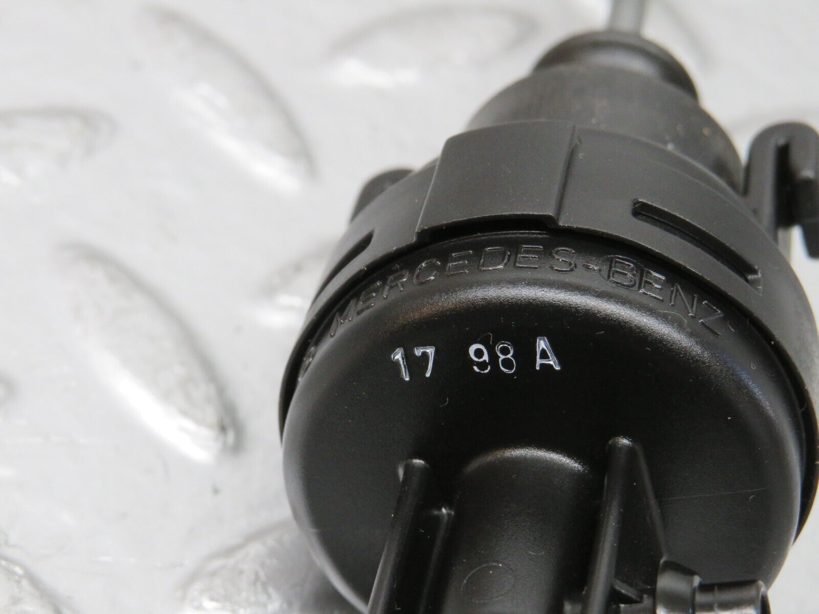 24963 Mercedes-Benz W140 S320 Left Door Lock Vacuum Actuator 400139