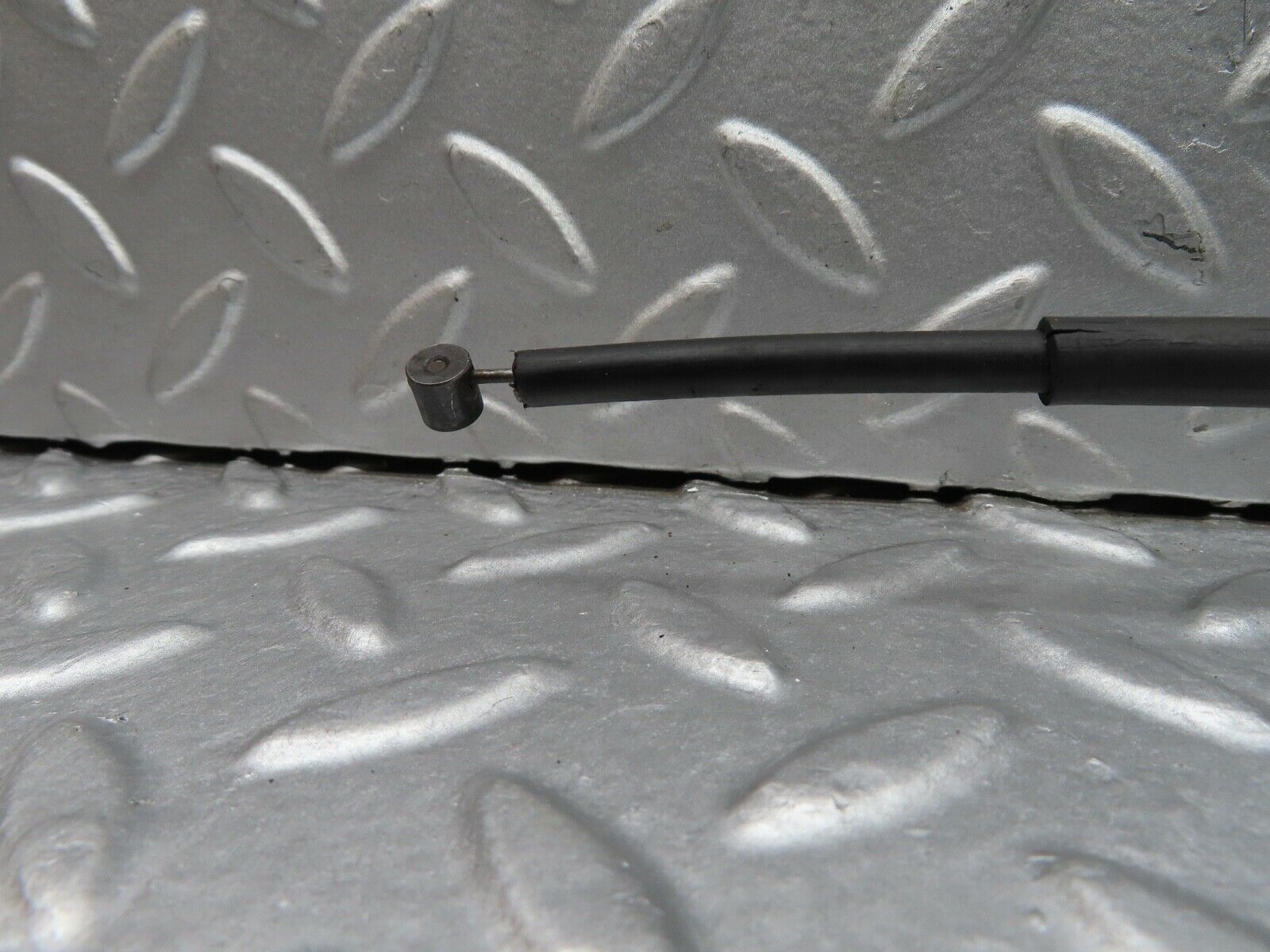 18137 Mercedes-Benz W123 200 Bonnet Release Cable