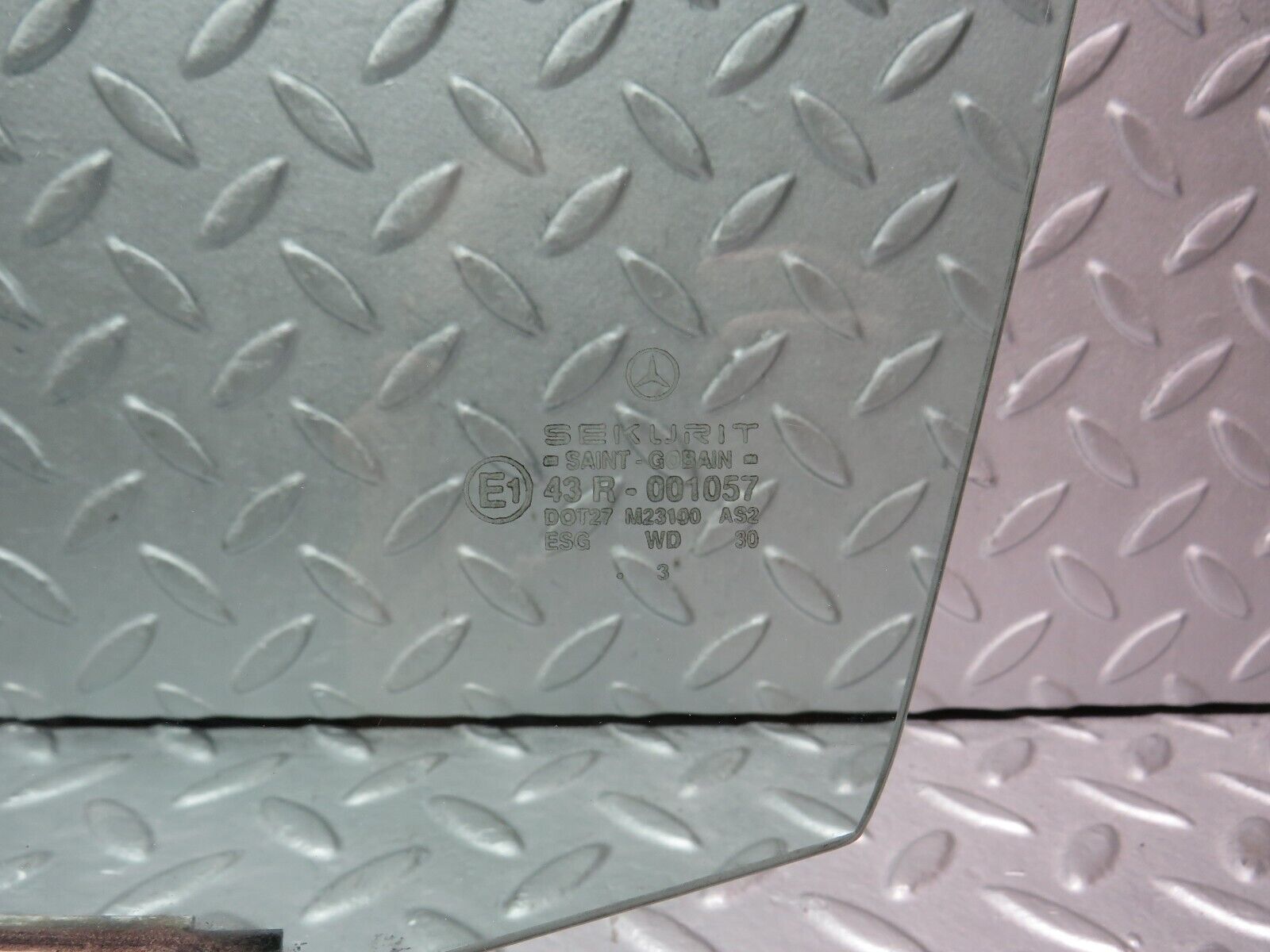 39070 Mercedes-Benz W201 190E 2.6L Front Left Door Window Glass